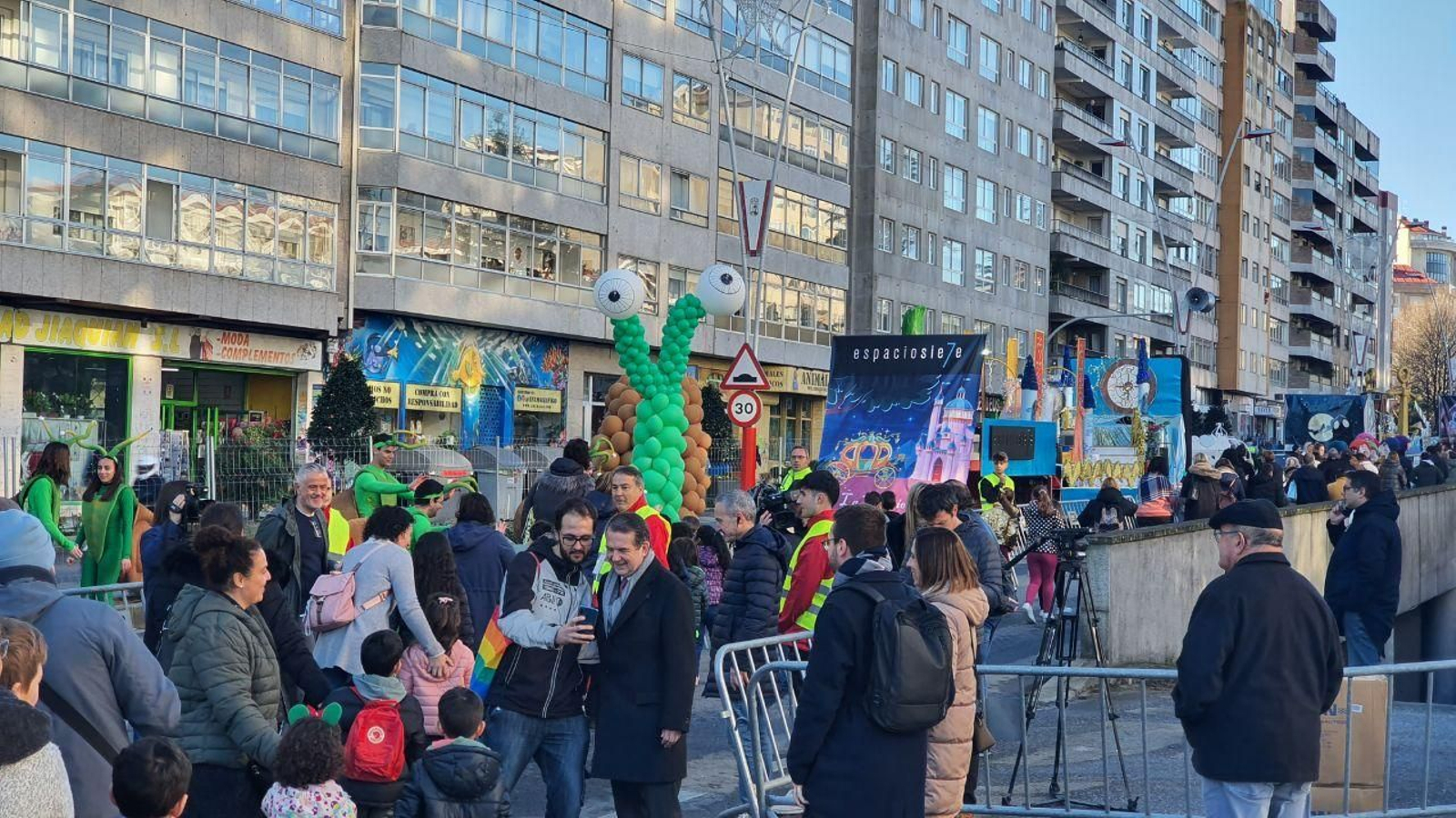 Las carrozas de la Cabalgata pasada en Avenida de Castelao. // J.V. Landín
