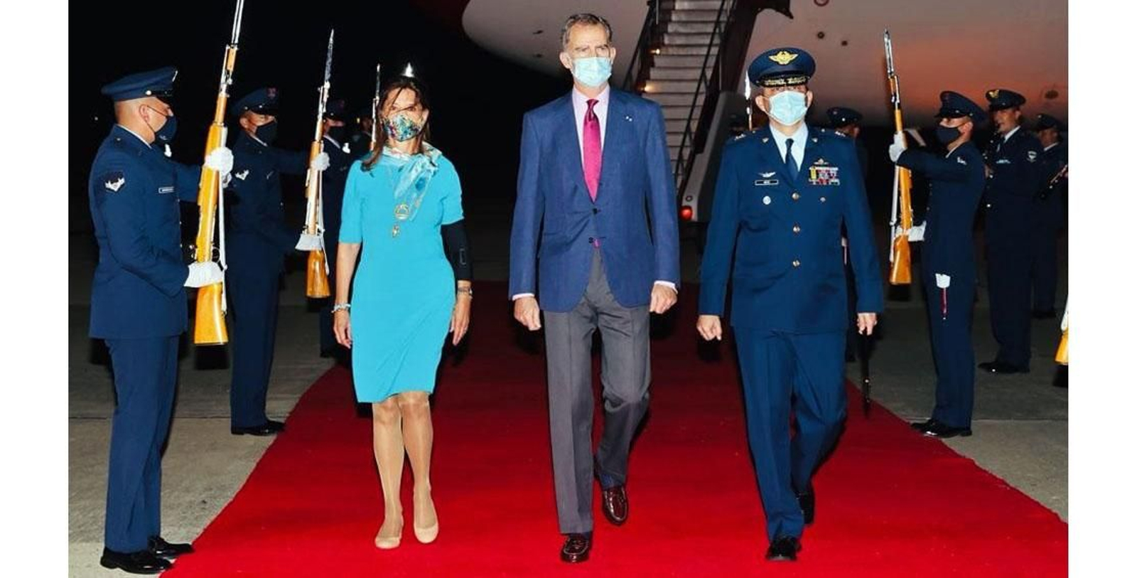 La vicepresidenta y canciller colombiana, Marta Lucía (i) recibió a El rey Felipe VI de España (c) este miércoles en Barranquilla (Colombia). EFE/ Casa Real