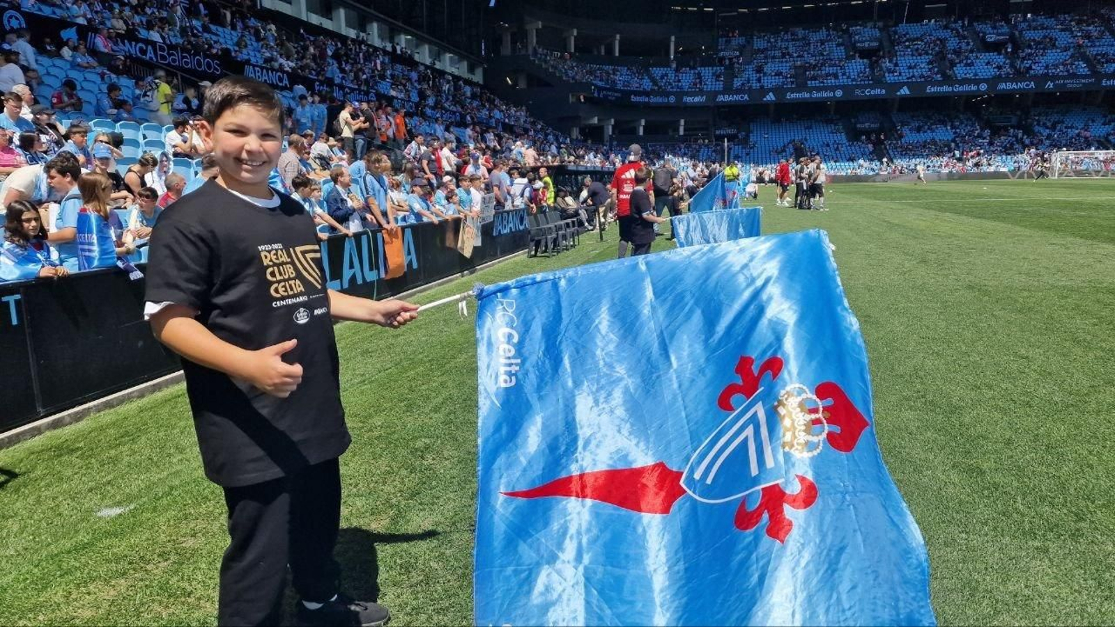 Un niño con la bandera del Celta.