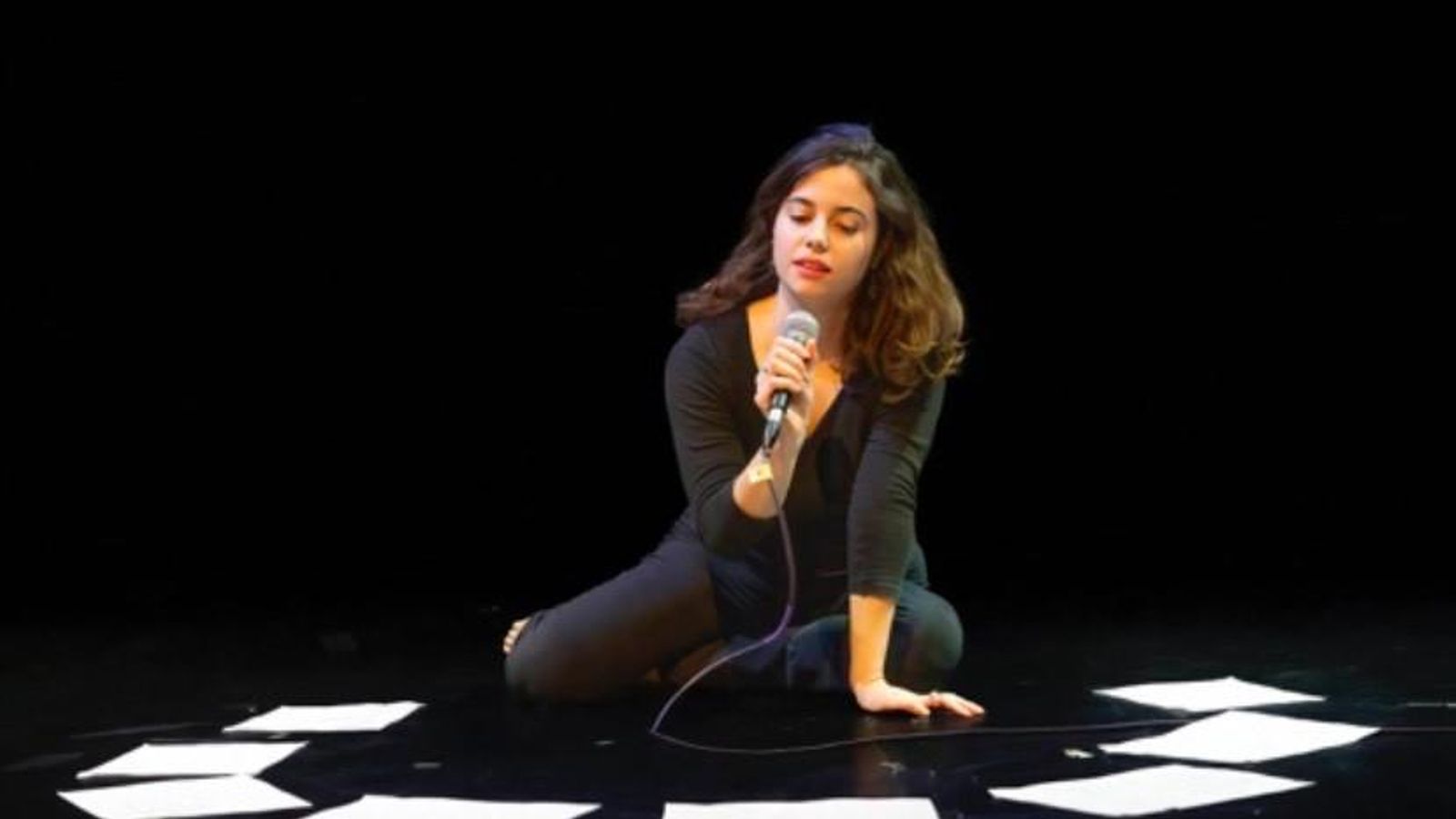 La escritora durante una performance