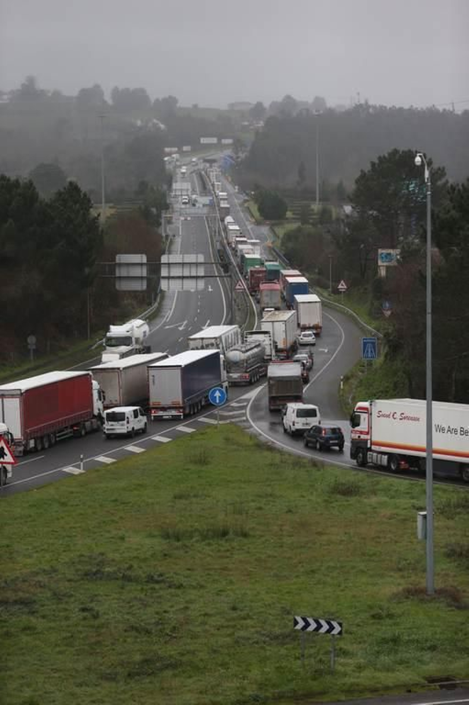Colas kilométricas en la frontera de Tui para entrar en Portugal 5
