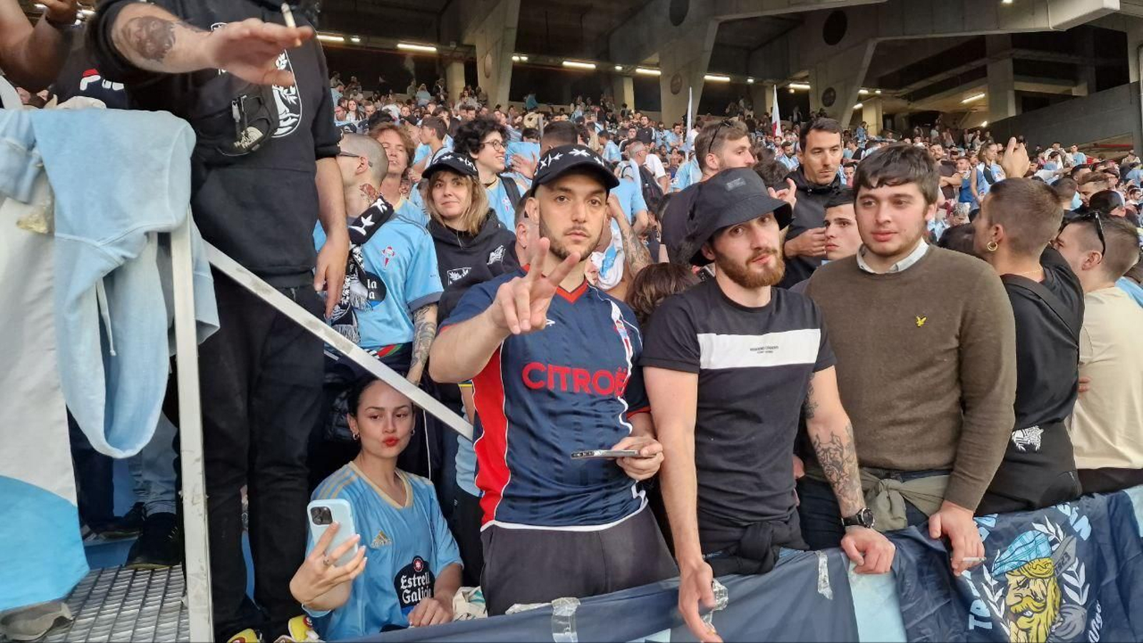 El cantante C.Tangana, durante un partido en Balaídos. // J.V. Landín