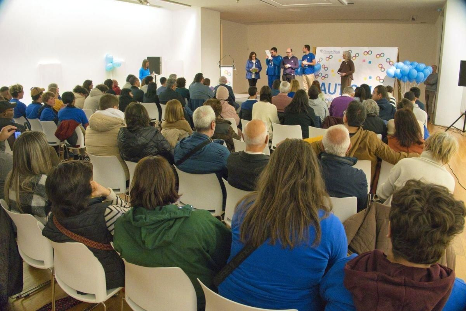 El manifiesto del Día Mundial se leyó en el Marco, donde predominaba el azul del autismo repartido en camisetas, iluminación y globos.