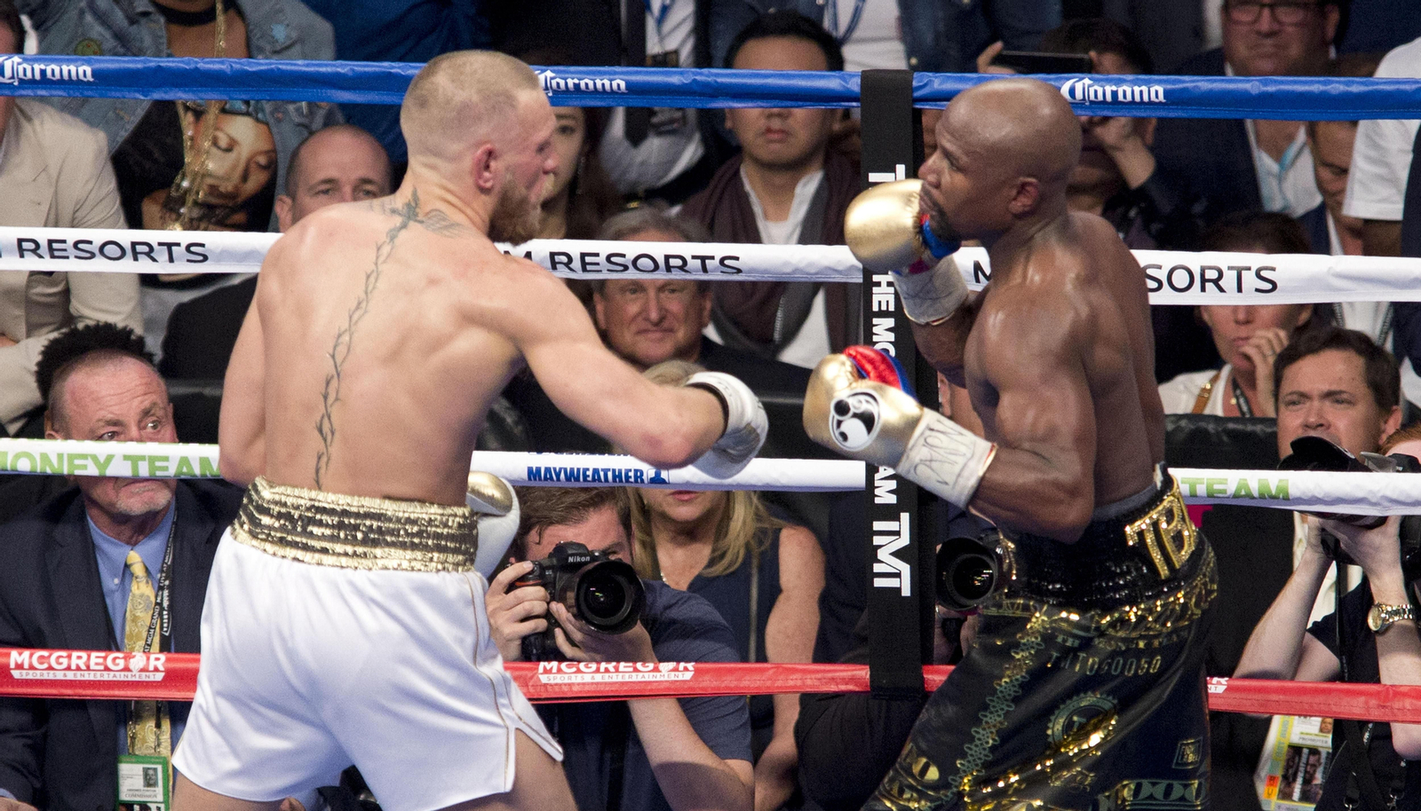 McGregor y Mayweather, durante el combate de Las Vegas.