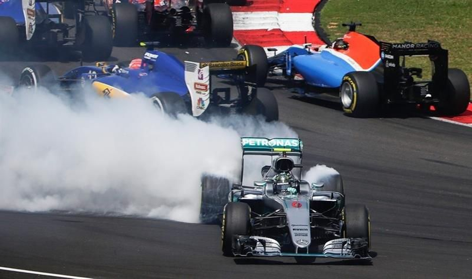 Accidente de Rosberg  en la primera curva en Malasia