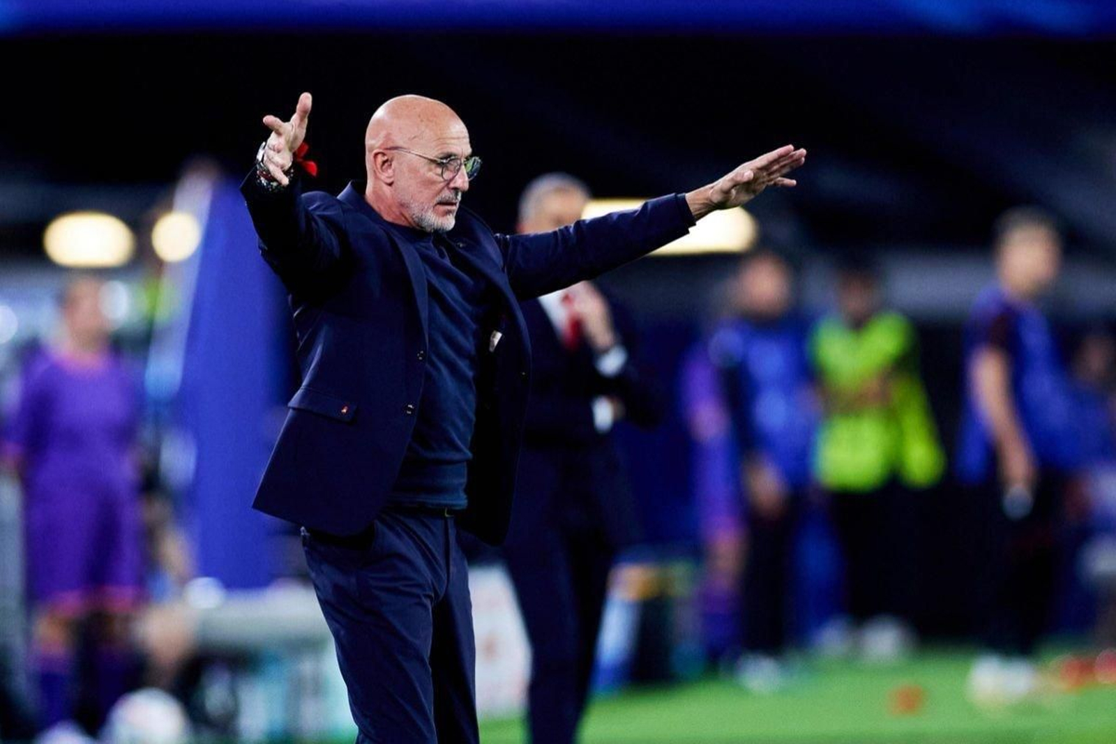 El seleccionador español ofrece indicaciones a sus futbolistas en el partido de ayer ante Albania.