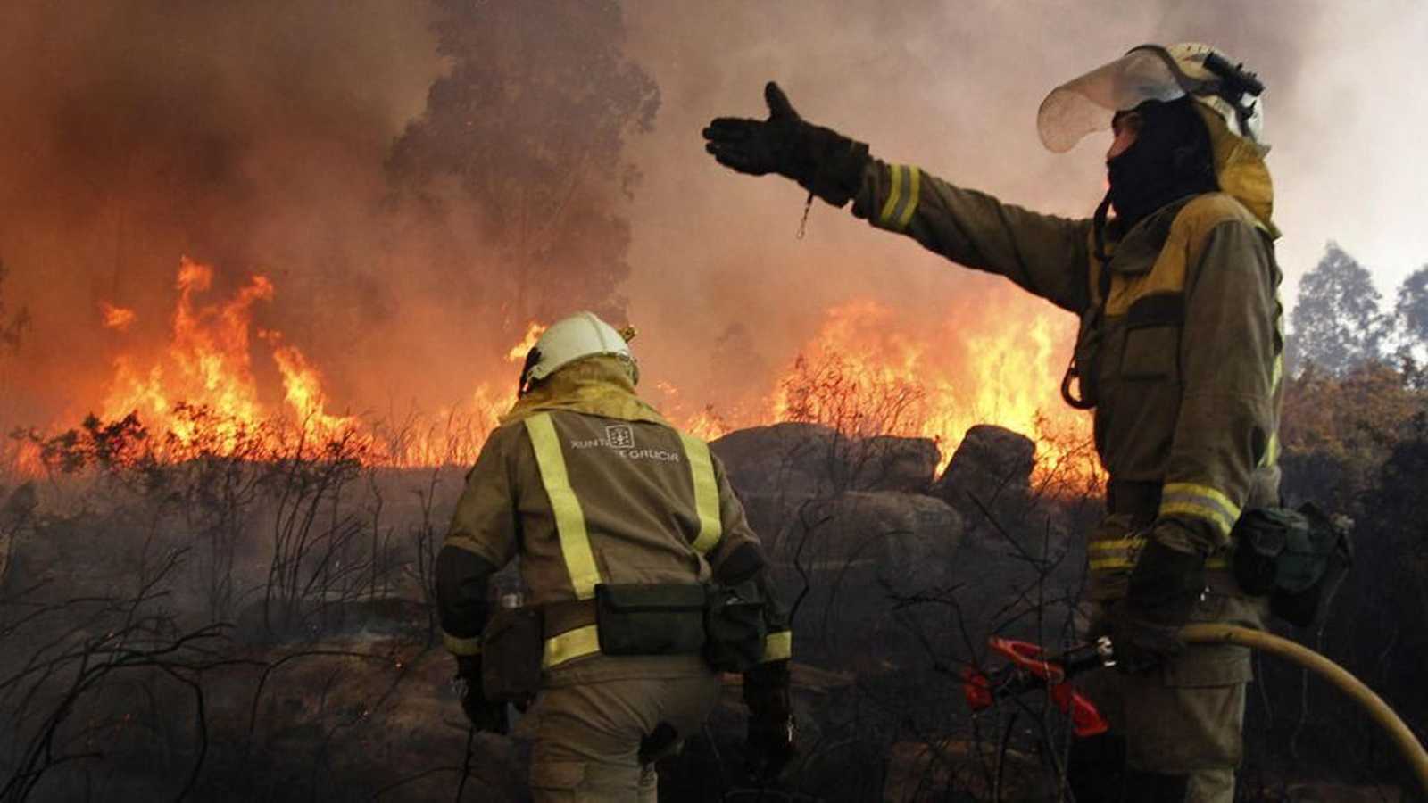 Dos agentes forestales trabajan en un incendio en Rianxo.