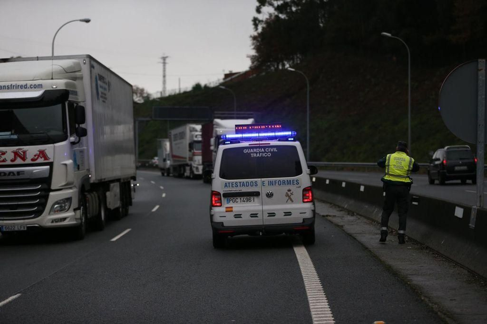 Cortado un carril de la AP-9 en Vigo después de volcar un camión en los túneles de A Madroa 18