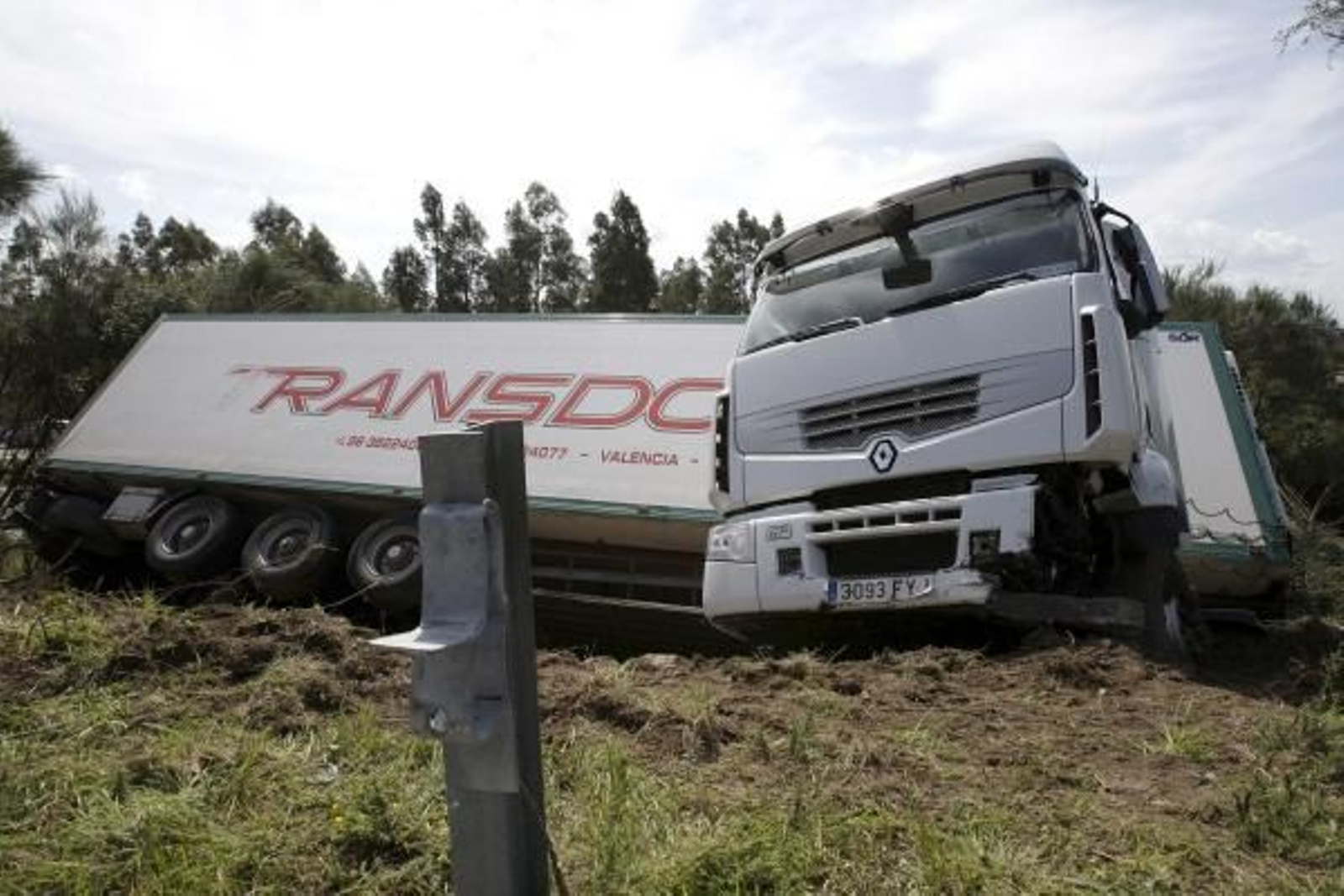 Vista del camión volcado.