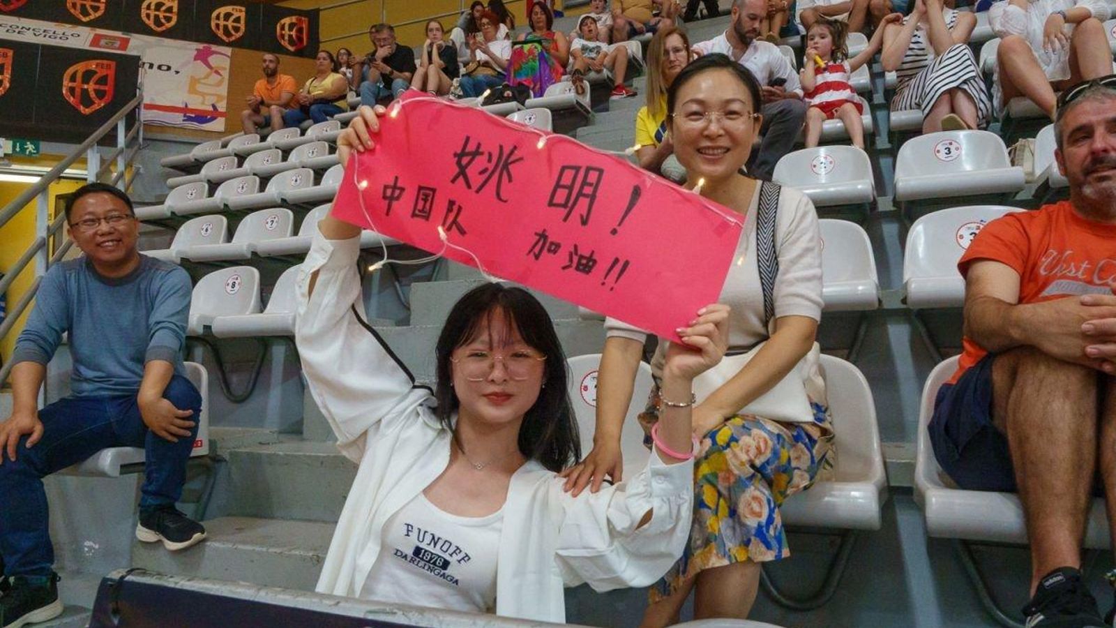 Un buen número de aficionados chinos acudieron ayer al Central.