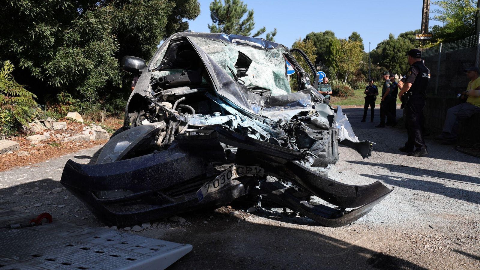 Estado en el que quedó el coche tras impactar contra el camión en Beade. // Alberte