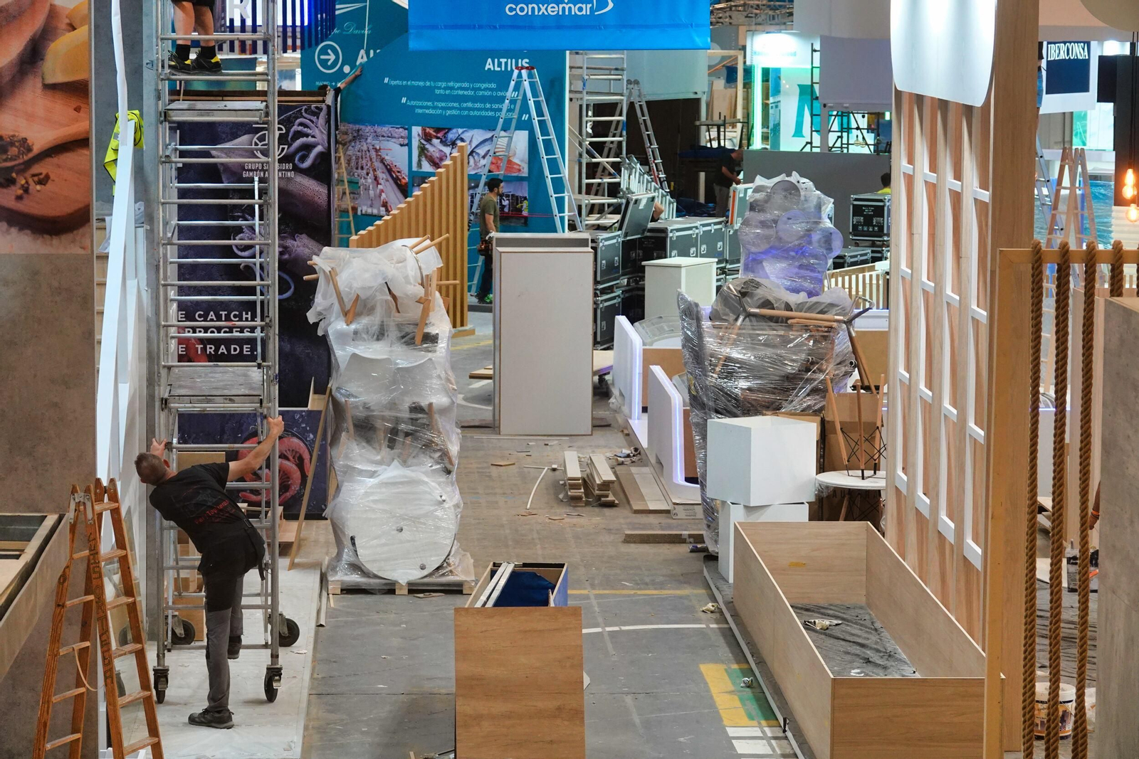 Montaje de la feria de Conxemar en el Ifevi.