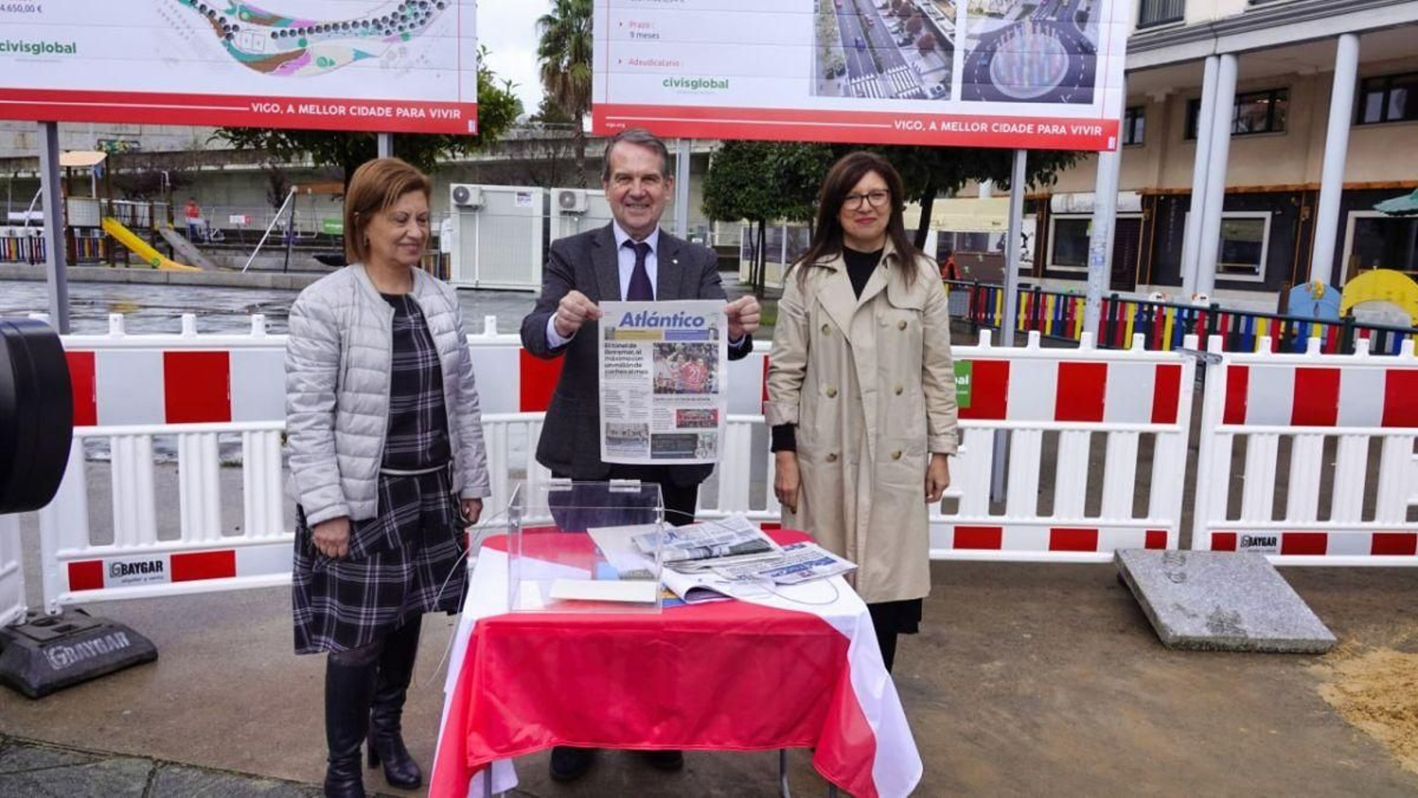 Caballero, acompañado de Espinosa y Caride, con el ejemplar de Atlántico que se colocó en la urna de la primera piedra.