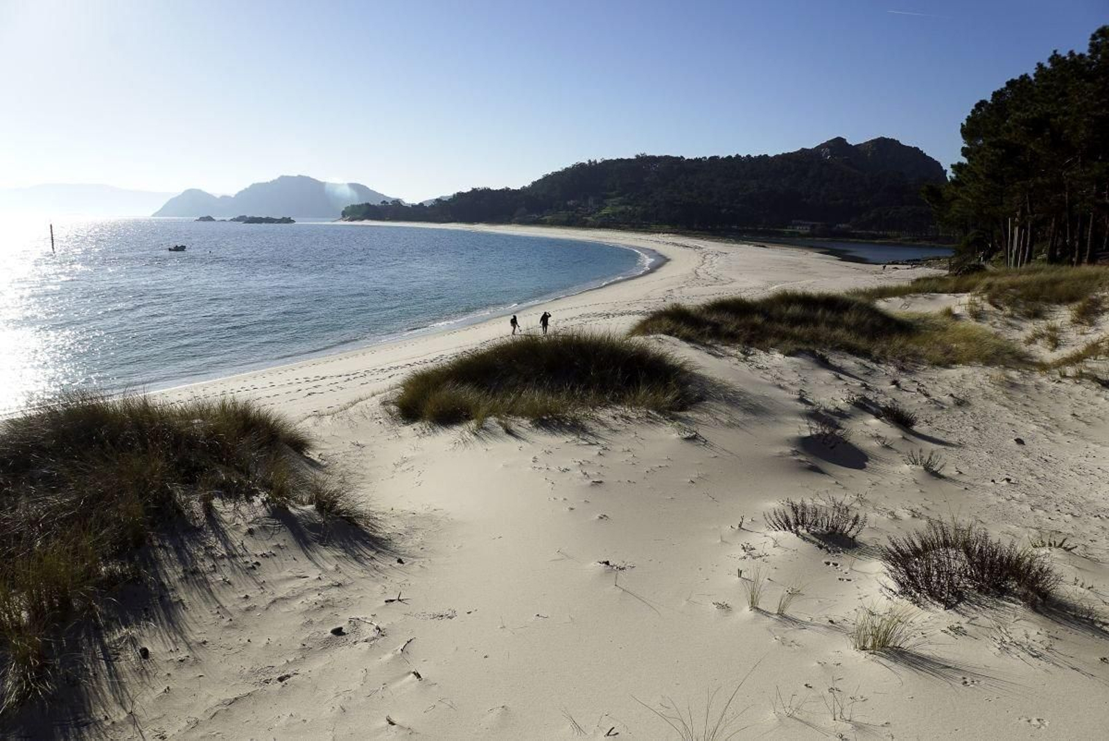 Vista de la playa de Rodas, de 1.300 metros de largo, con la lengua de arena que separa la Ría de la Lagoa dos Nenos.