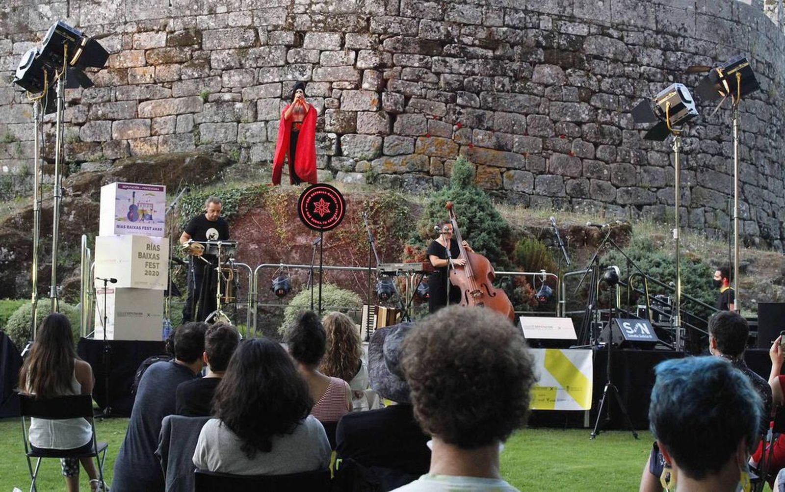 El escenario de la fortaleza de Soutomaior acogió las voces de Tanxugueiras para dar paso a Rodrigo Cuevas.