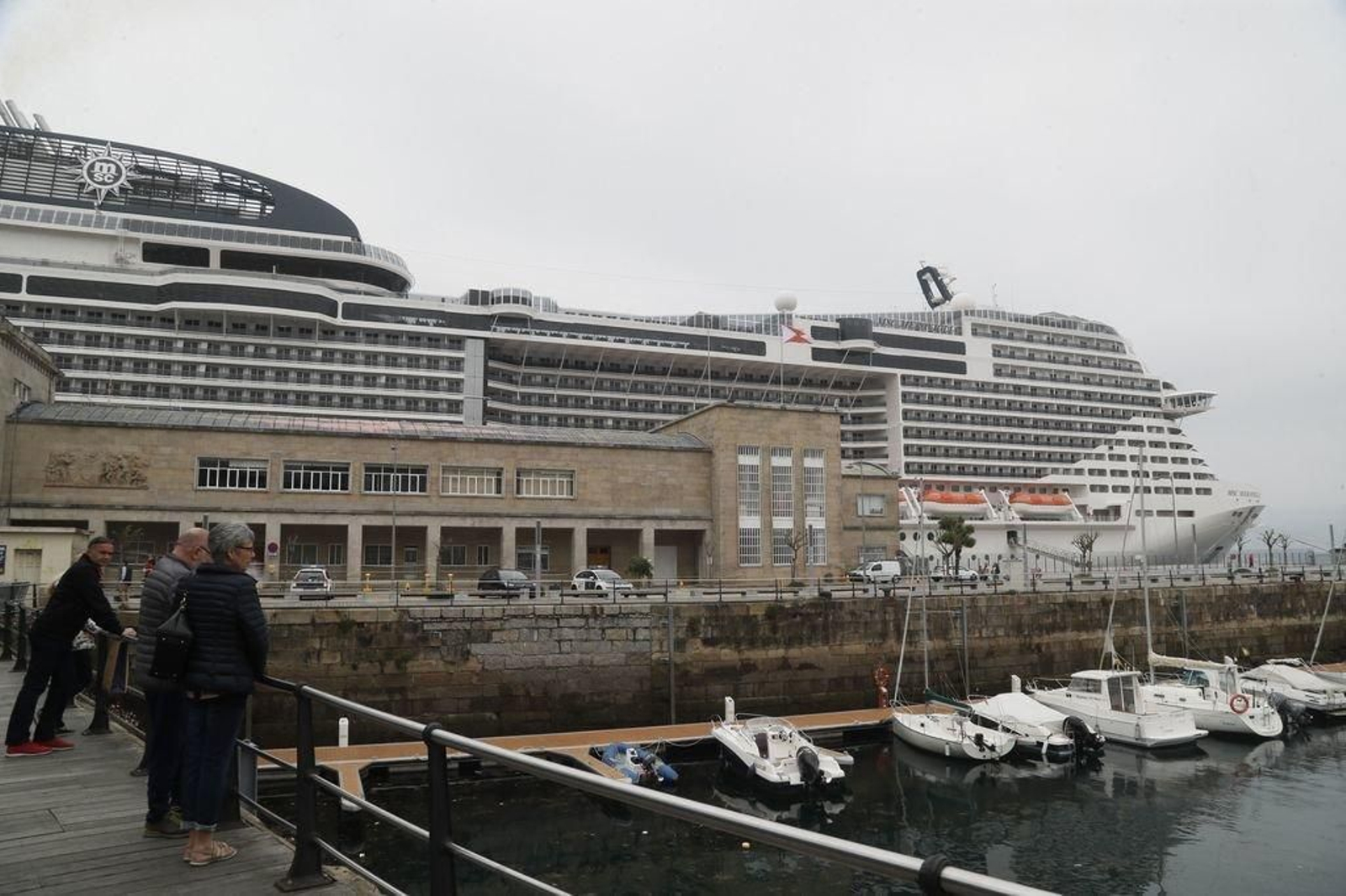 El "MSC Meraviglia", con sus 316 metros de eslora, ayer atracado en Vigo. Es uno de los grandes buques de pasajeros.