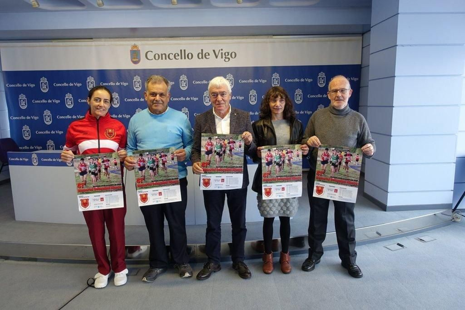 Manel Fernández presentó la carrera ayer con organizadores y atletas.