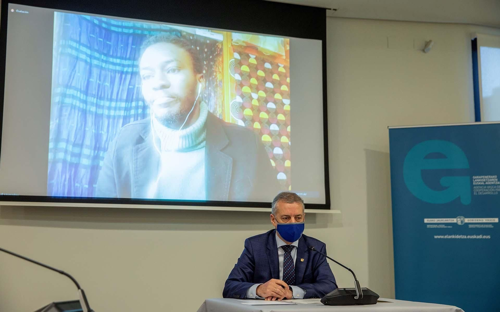 El lehendakari, Iñigo Urkullu, escucha la intervención del activista senegalés Mamadou Día, durante su visita a la nueva sede de la Agencia Vasca de Cooperación (eLankidetza), este viernes en Vitoria, donde se ha reunido con varias ONG con motivo del Día Internacional del Migrante. EFE/David Aguilar