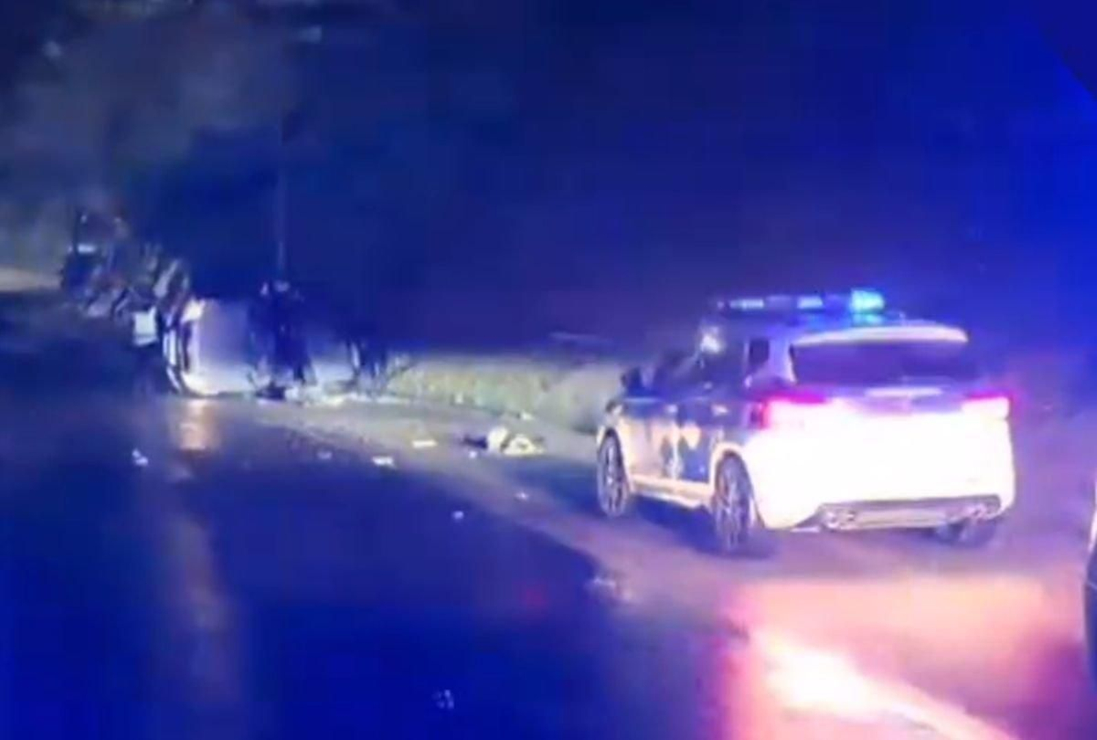 El menor resultó herido tras impactar contra la barrera de peaje y acabar con el vehículo volcado en la vía.