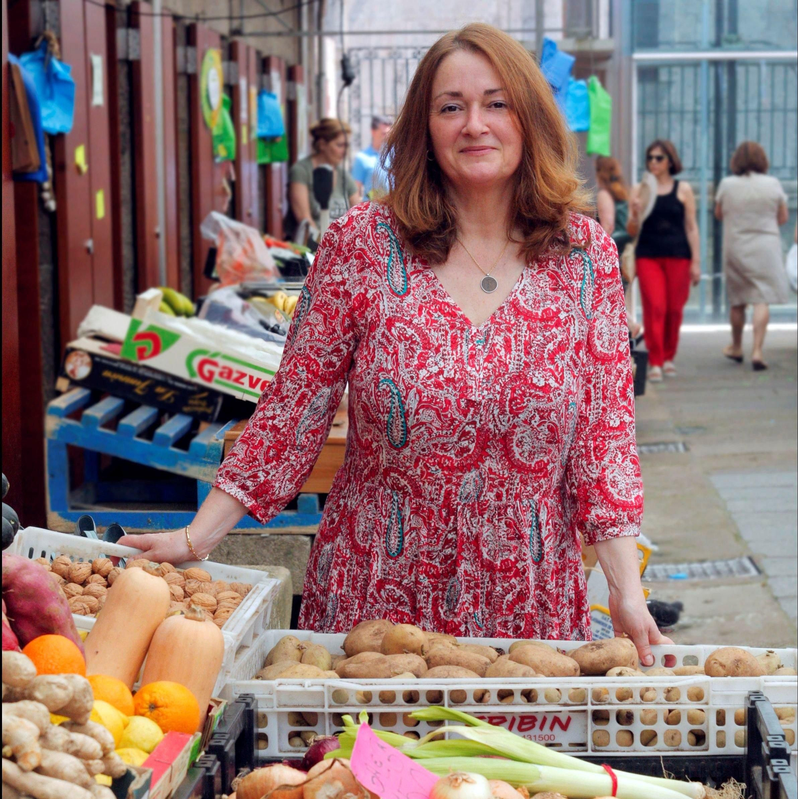 Carina Regueiro, cos productos tradicionais dos que escribe.