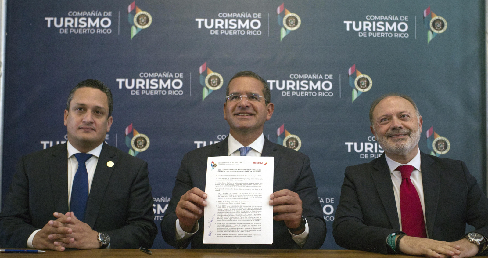 El gobernador de Puerto Rico, Pedro Pierluisi (c); el director ejecutivo de la Compañía de Turismo de Puerto Rico (CTPR), Carlos Mercado (d), y director de Ventas LATAM y Acuerdos Institucionales de Iberia, Víctor Moneo (d). EFE/Thais Llorca