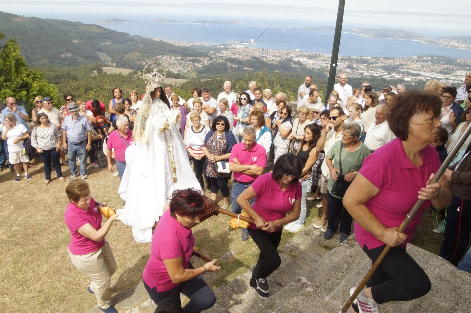 La romería que se celebra en el punto más elevado de Vigo mantiene intacto año tras año su tirón popular y ayer al menos un millar de personas acompañaron a la imagen de la Virgen en su ascenso desde Valladares hasta la ermita del Alba