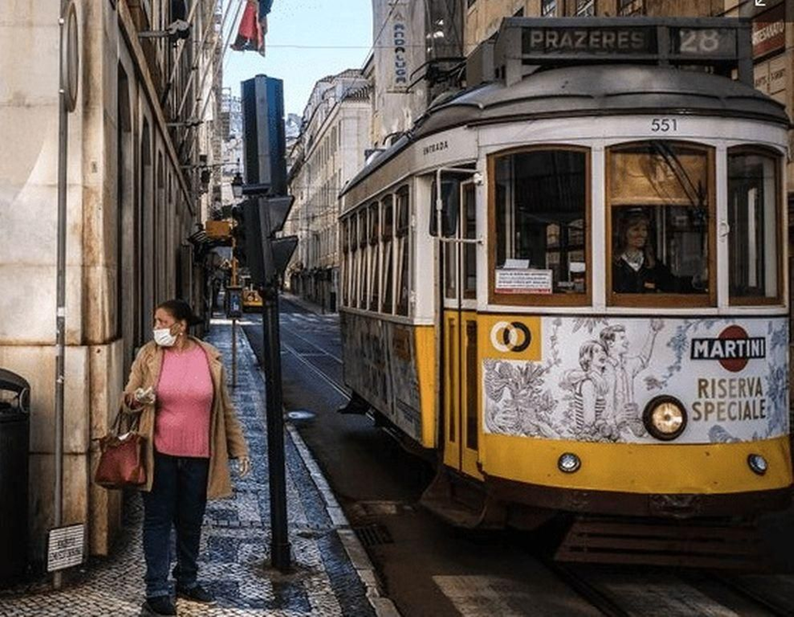 Una mujer con mascarilla pasea por una de las calles del centro de Lisboa.