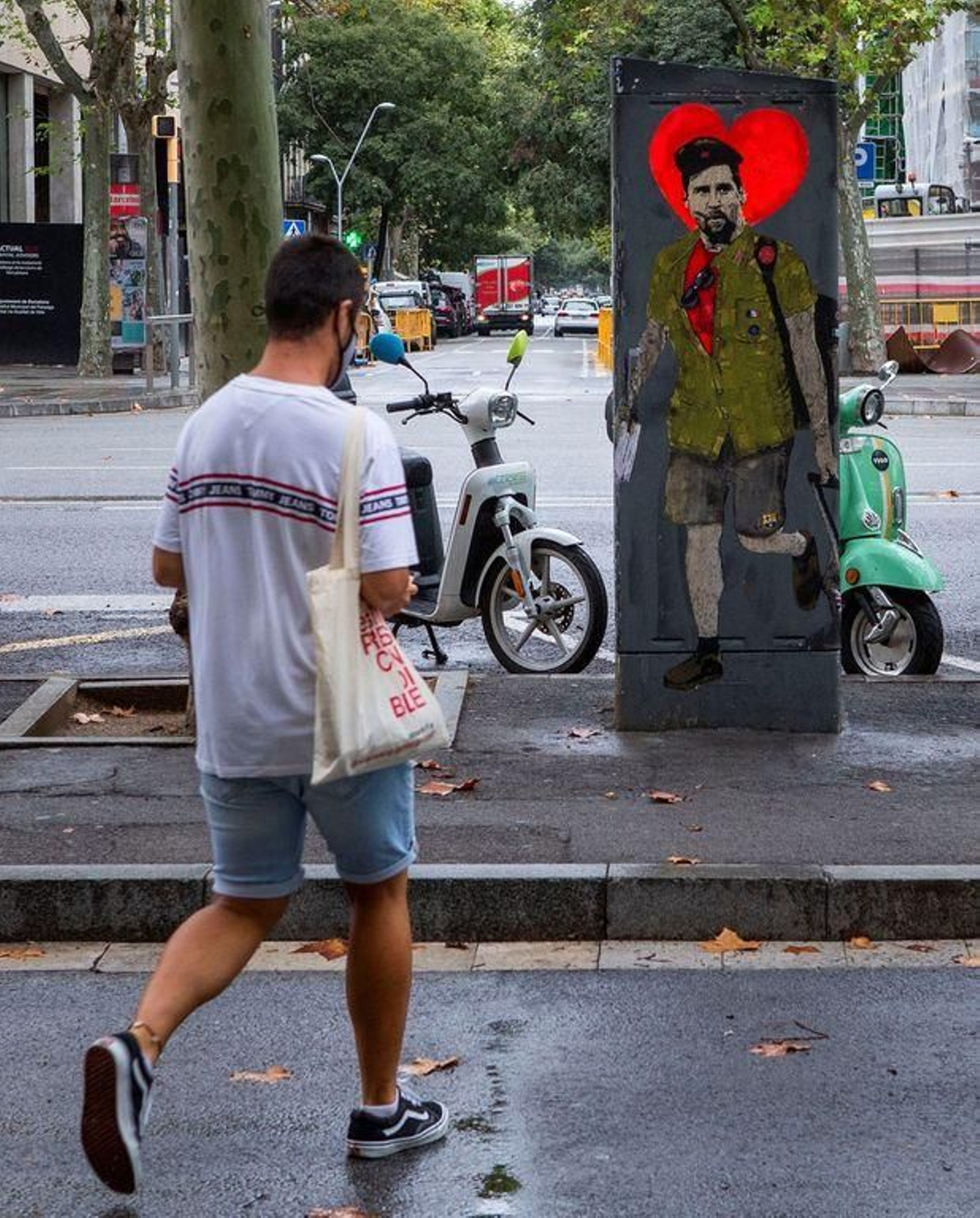 Un grafitero dibuja al '10' como Che Guevara en Barcelona