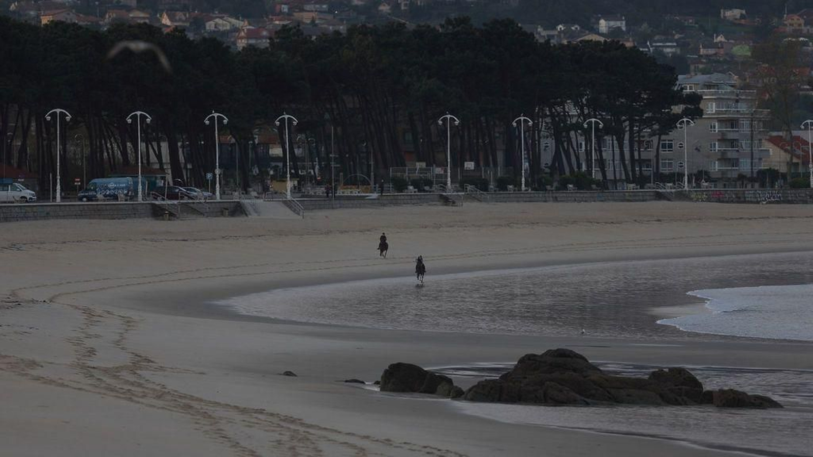 La luna ilumina la ría de Vigo // Alberte
