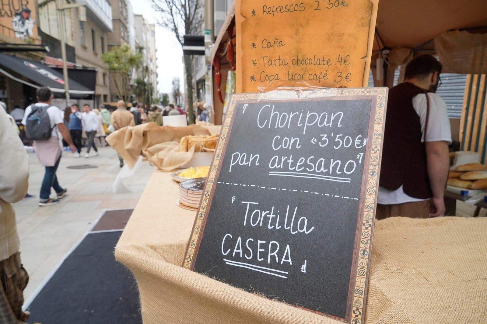 Puestos de comida en el mercado de la Reconquista.