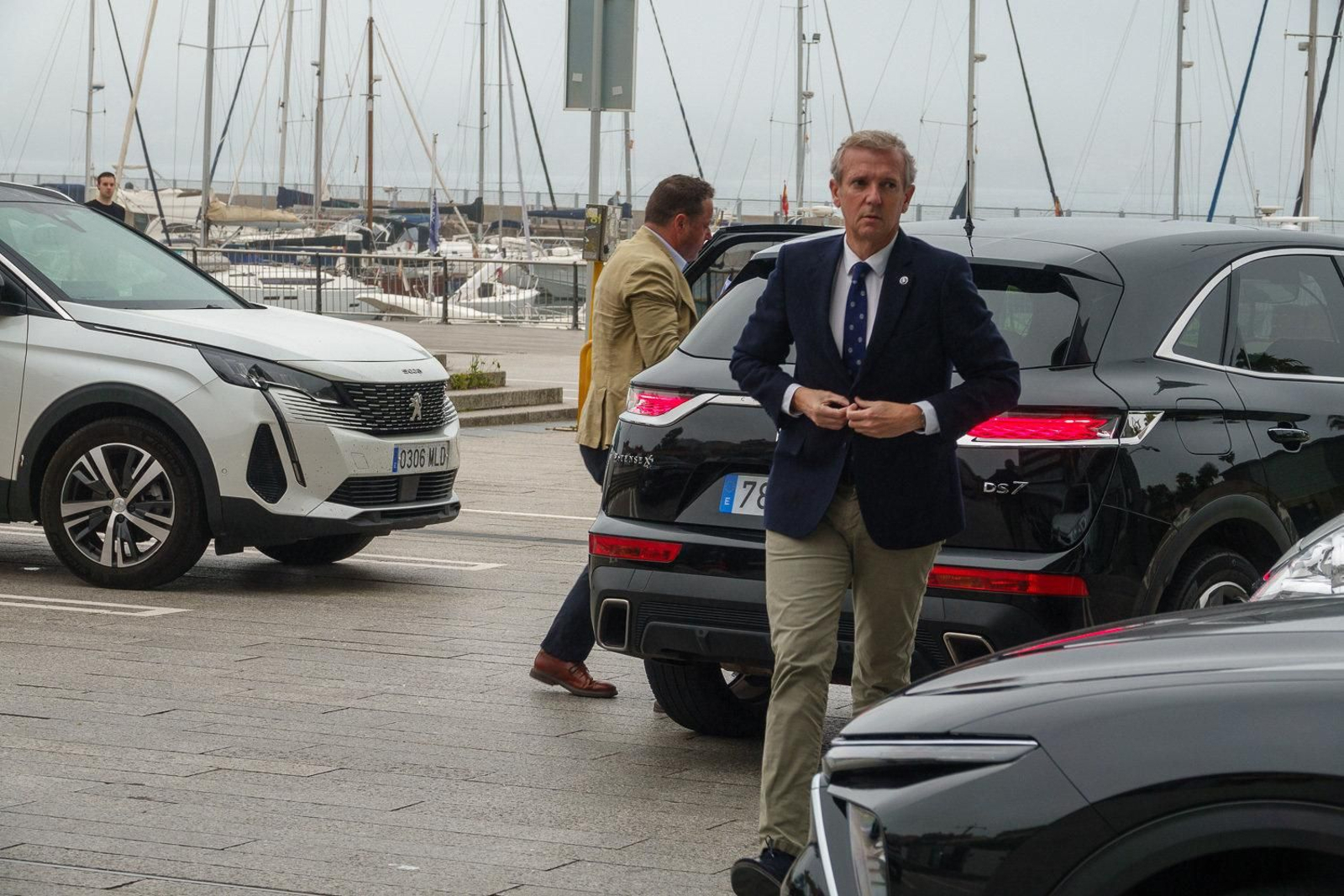 Rueda a su llegada a la sede de la Xunta en Vigo.