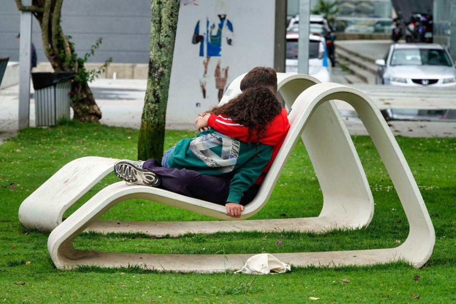 Una pareja, abrazada en un parque de Vigo.