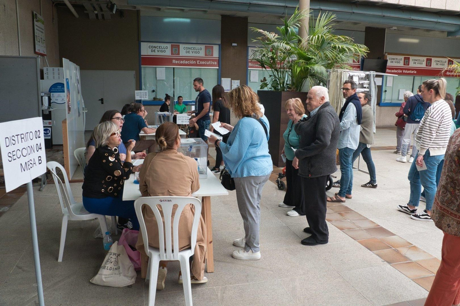 Ambiente mañanero para votar en el Concello de Vigo.