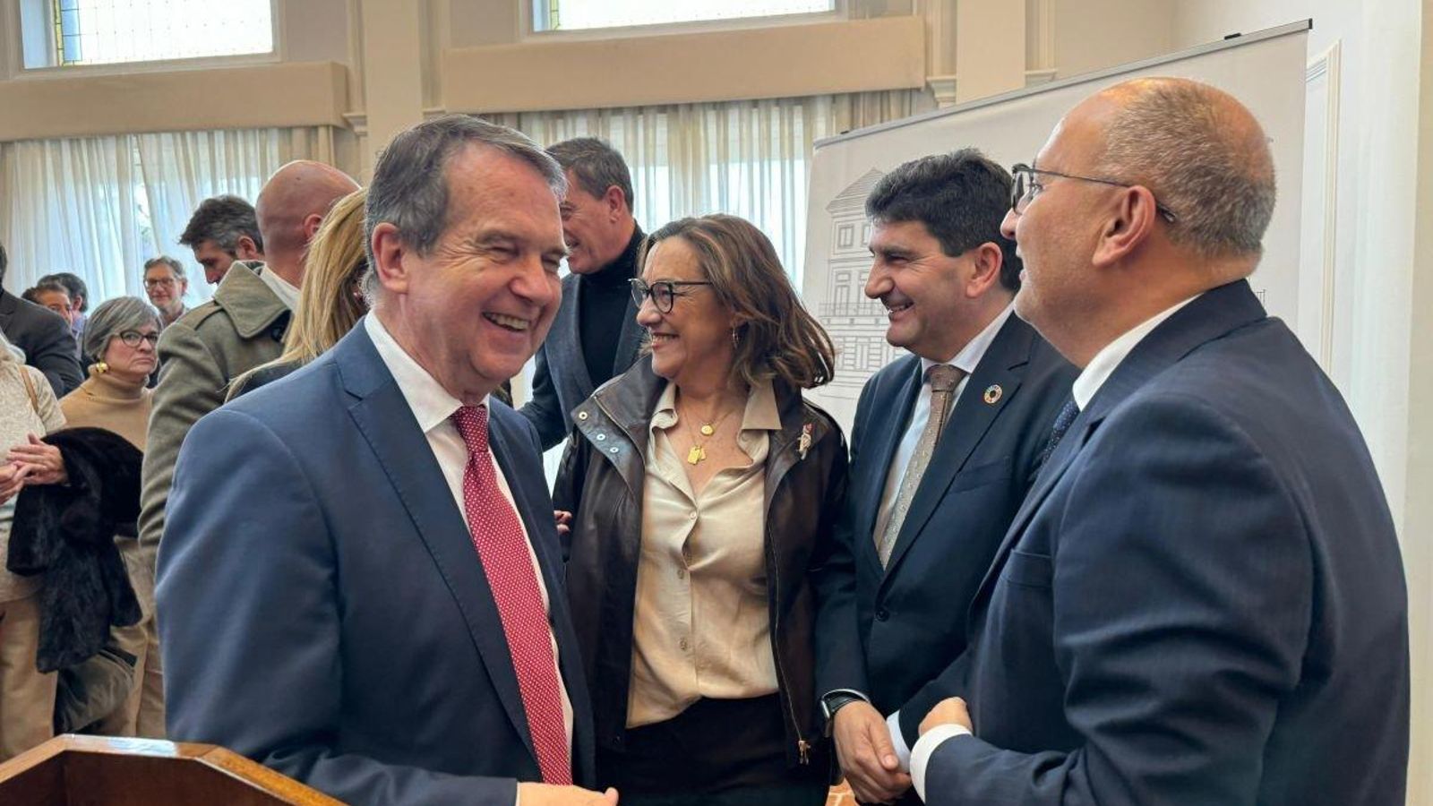 Abel Losada departe al final del acto con Abel Caballero.