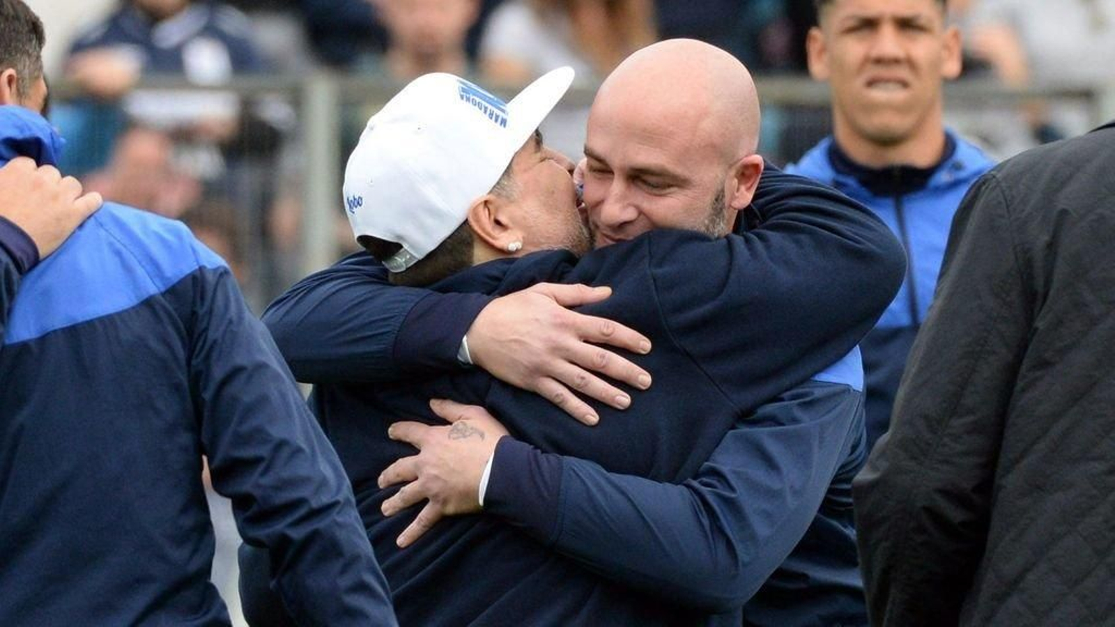 Maradona abraza a Méndez.