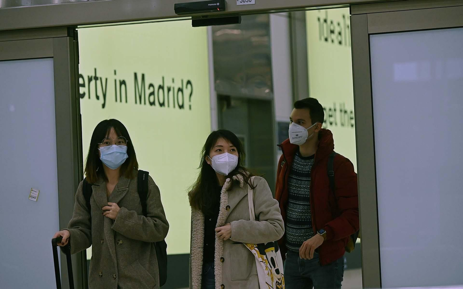 Varios pasajeros a su llegada al aeropuerto Adolfo Suárez Madrid Barajas. El Gobierno español anunció que reforzará el control de verificación de pruebas PCR a los viajeros procedentes del Reino Unido, con el que hay programados 201 vuelos, en puertos y aeropuertos, después de que se haya detectado allí una nueva variante del coronavirus, más contagiosa. EFE/ Fernando Villar