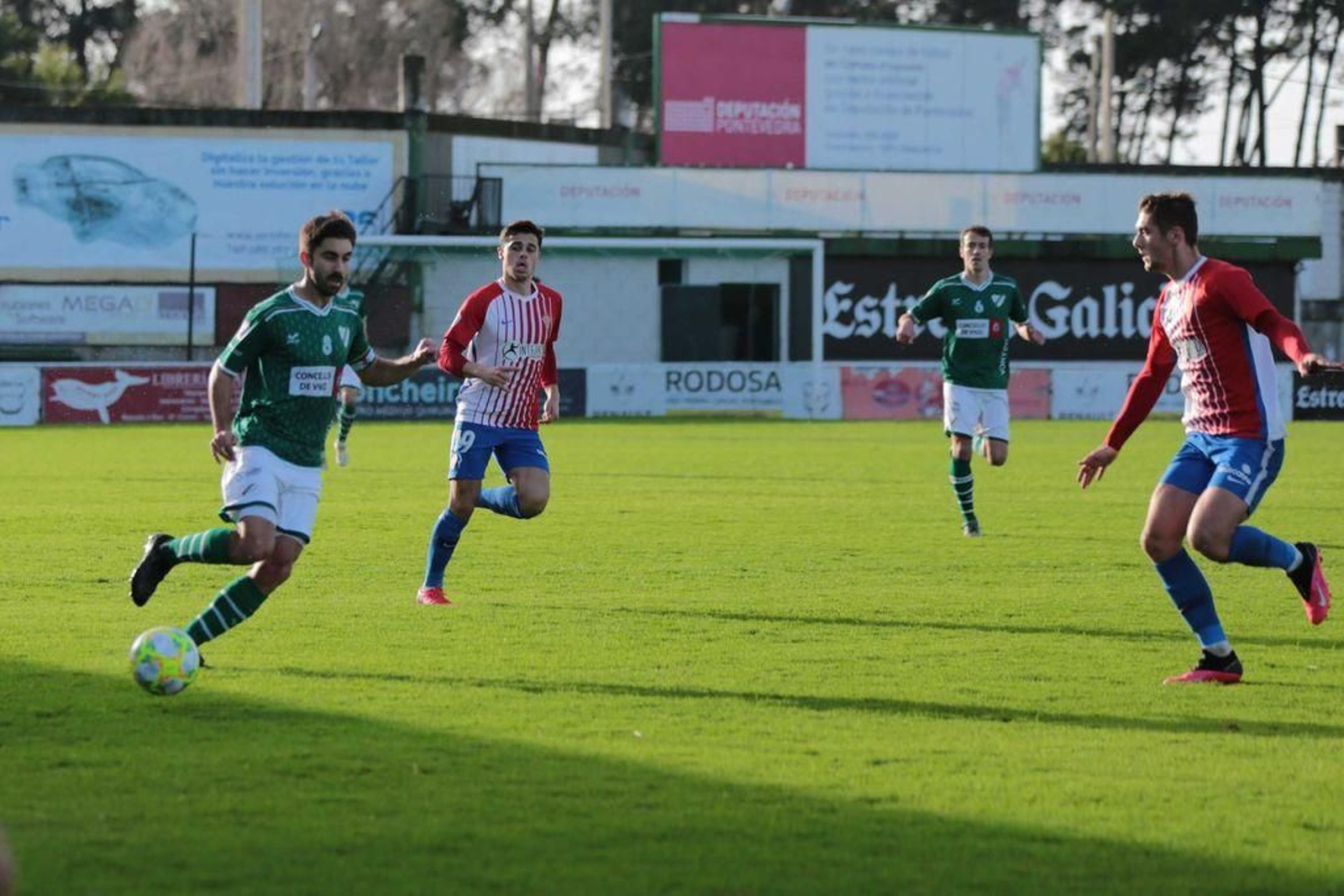 Antón de Vicente conduce el balón en el anterior partido del Coruxo.