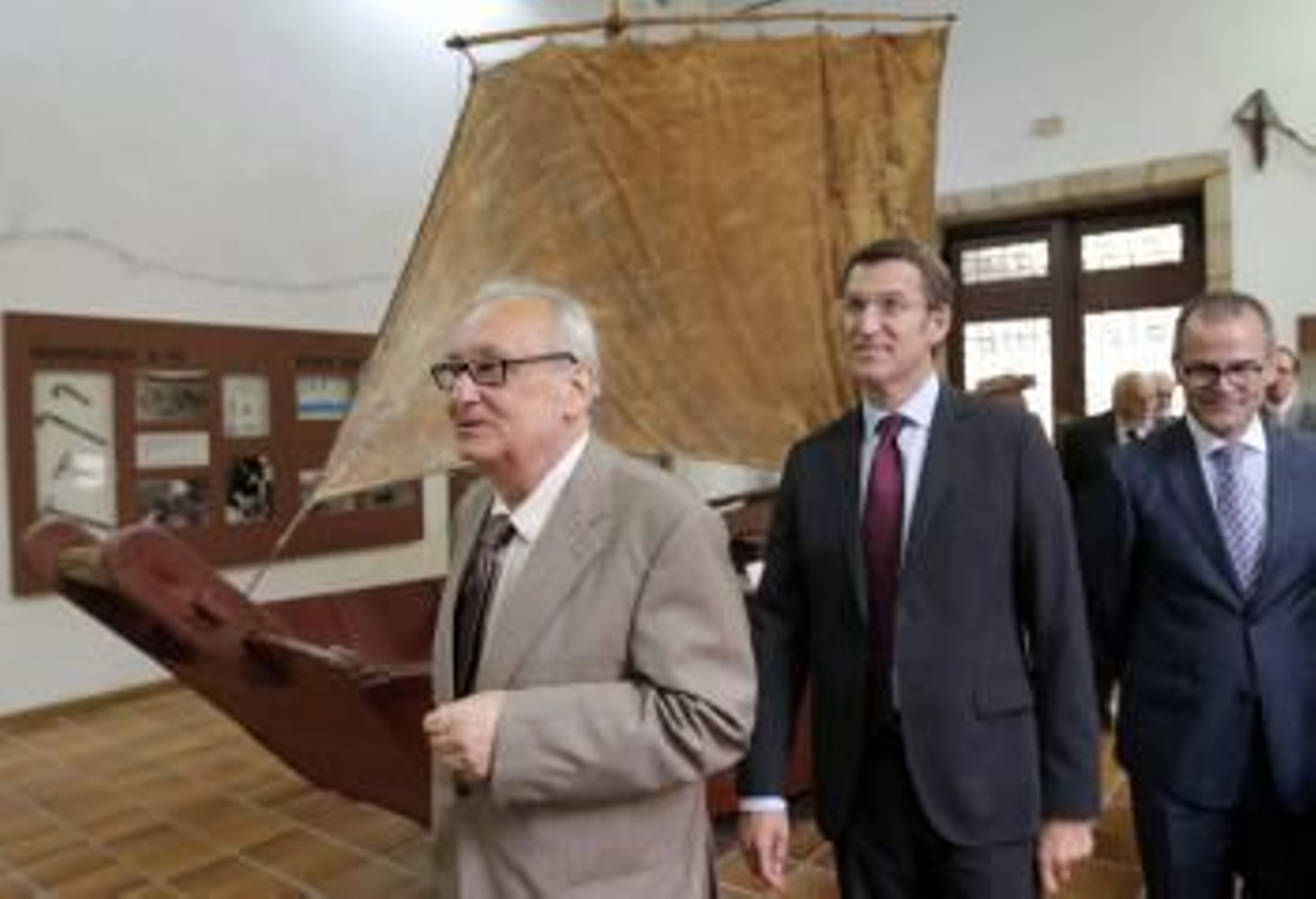 El presidente de la Xunta, Alberto Núñez Feijóo (c), acompañado por el conselleiro de Cultura, Educación y Ordenación Universitaria, Jesús Vázquez Abad, y el representante del Museo do Pobo, Justo Beramendi (izq)