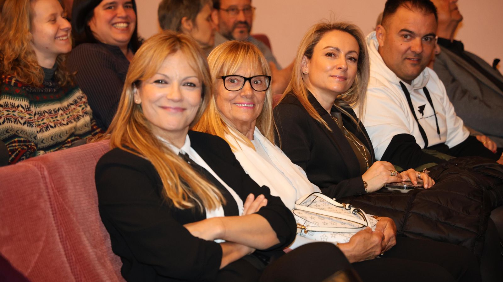 Isabel Blanco con su madre, que ha vuelto a Suiza 20 años después , su prima y su hermano