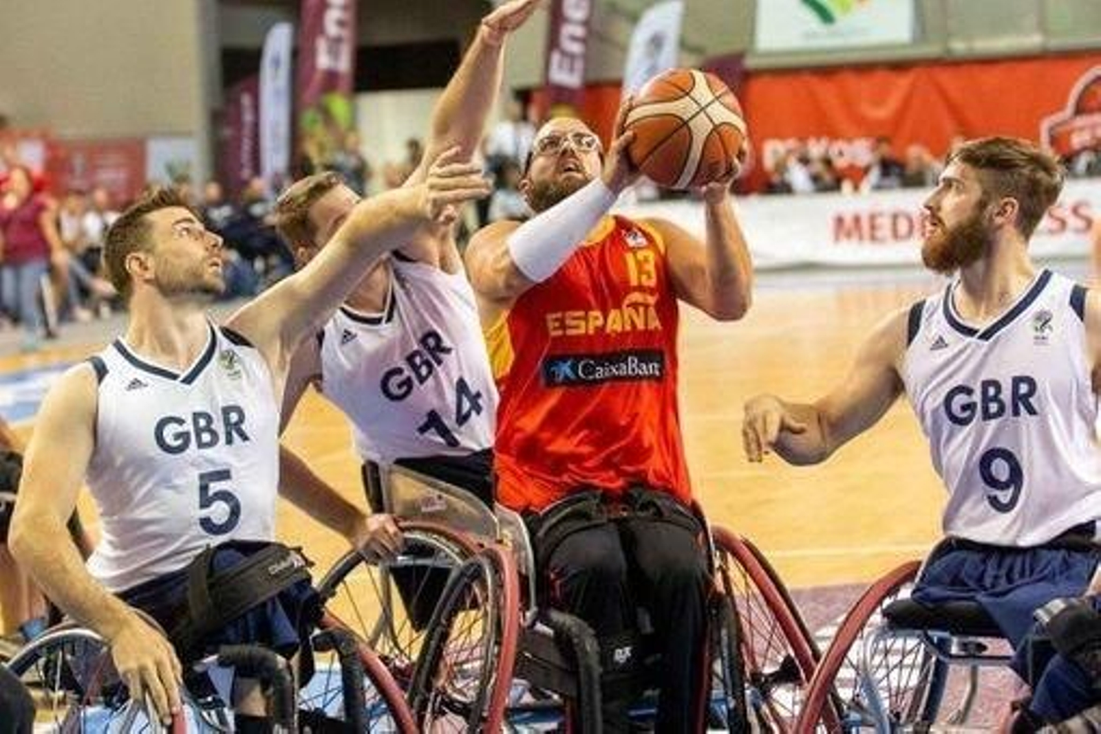 Asier García trata de tirar a puerta ante la sólida defensa británica en el partido de ayer.
