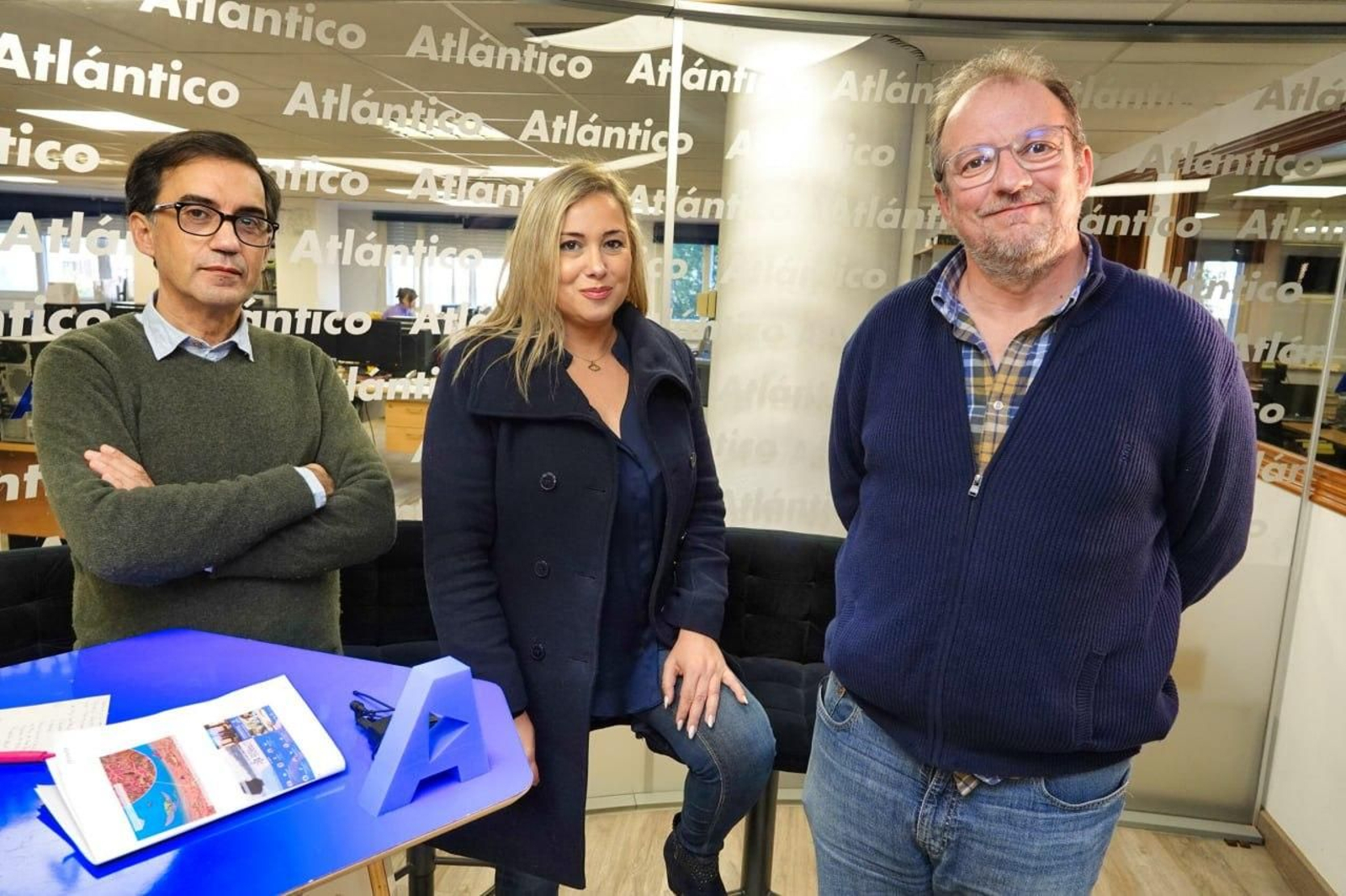 O divulgador Benito Vázquez, a vicerreitora de Comunicación Mónica Valderrama e Daniel Rey, director do CIM.