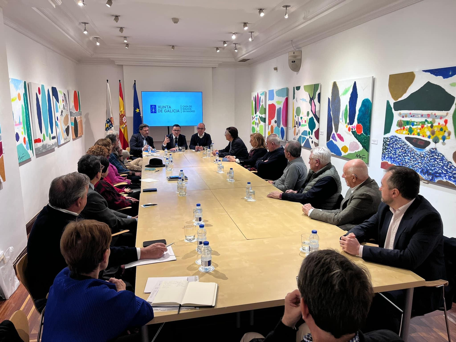 El conselleiro de Empleo, Comercio y Emigración, José González, acompañado del secretario general de la Emigración, Antonio Rodríguez Miranda, y del director de la Casa de Galicia en Madrid, Luis E. Ramos, se reunió el pasado lunes con cerca de una veintena de asociaciones culturales y profesionales gallegas que desarrollan su labor en la comunidad madrileña.