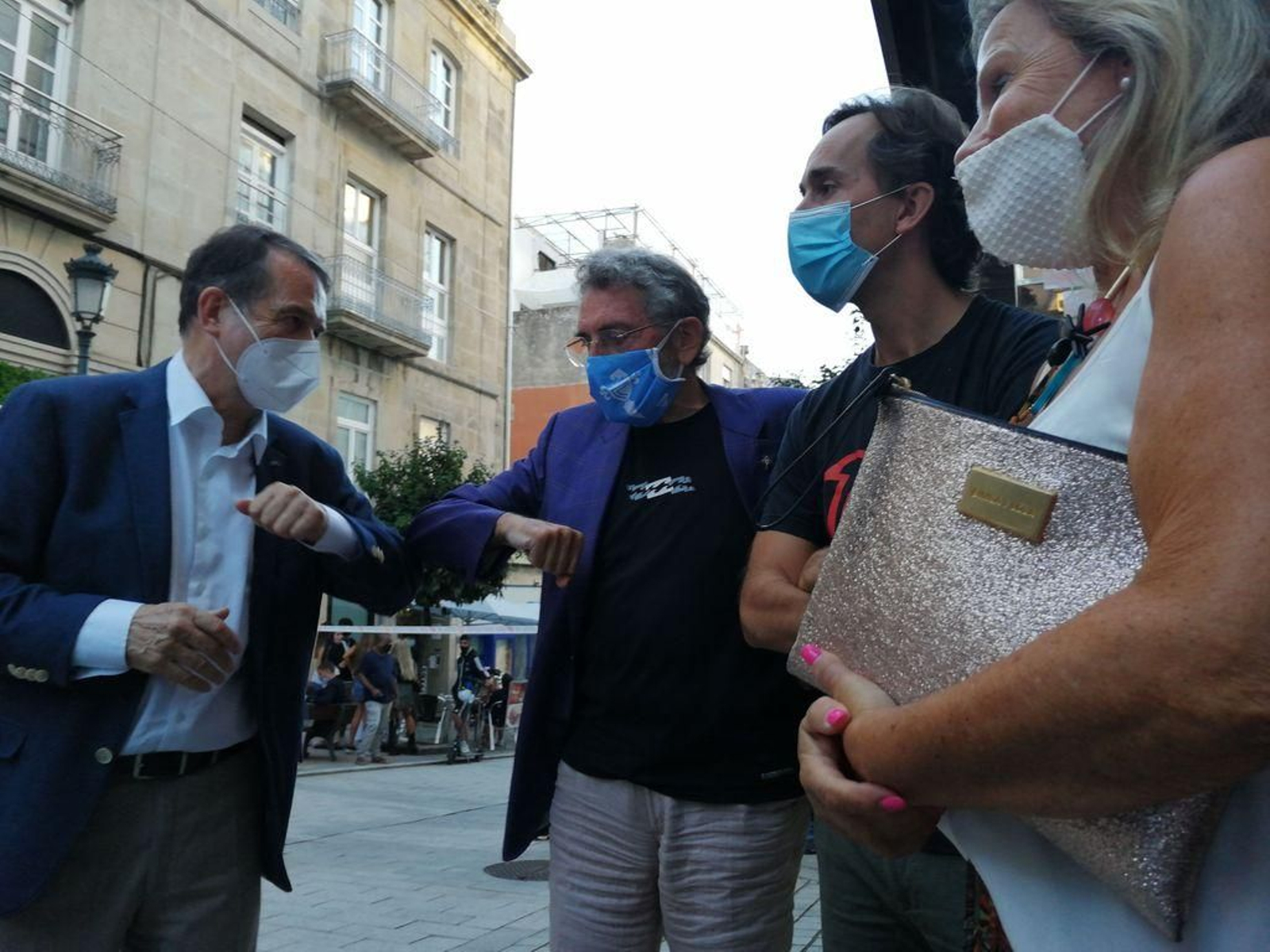 El alcalde, Caballero, saluda a Carlos Mouriño el pasado lunes.