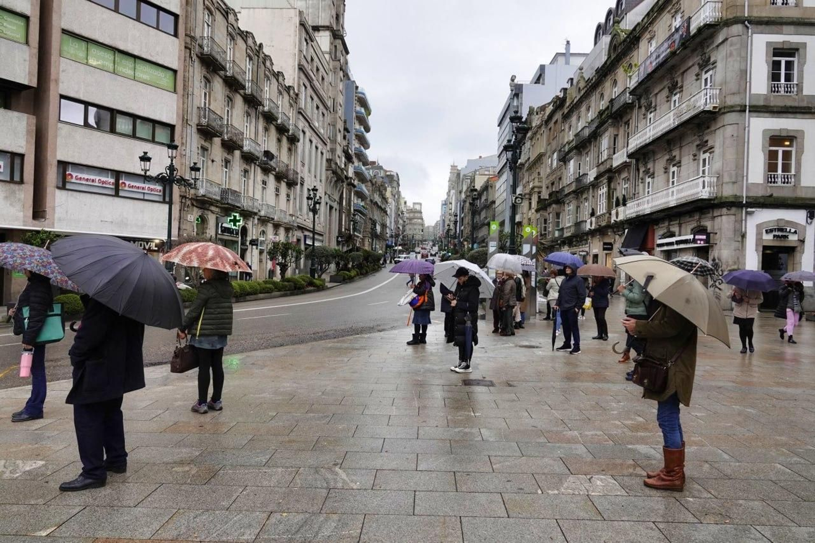 Gente se refugia de la lluvia con paraguas en Vigo. // Vicente Alonso