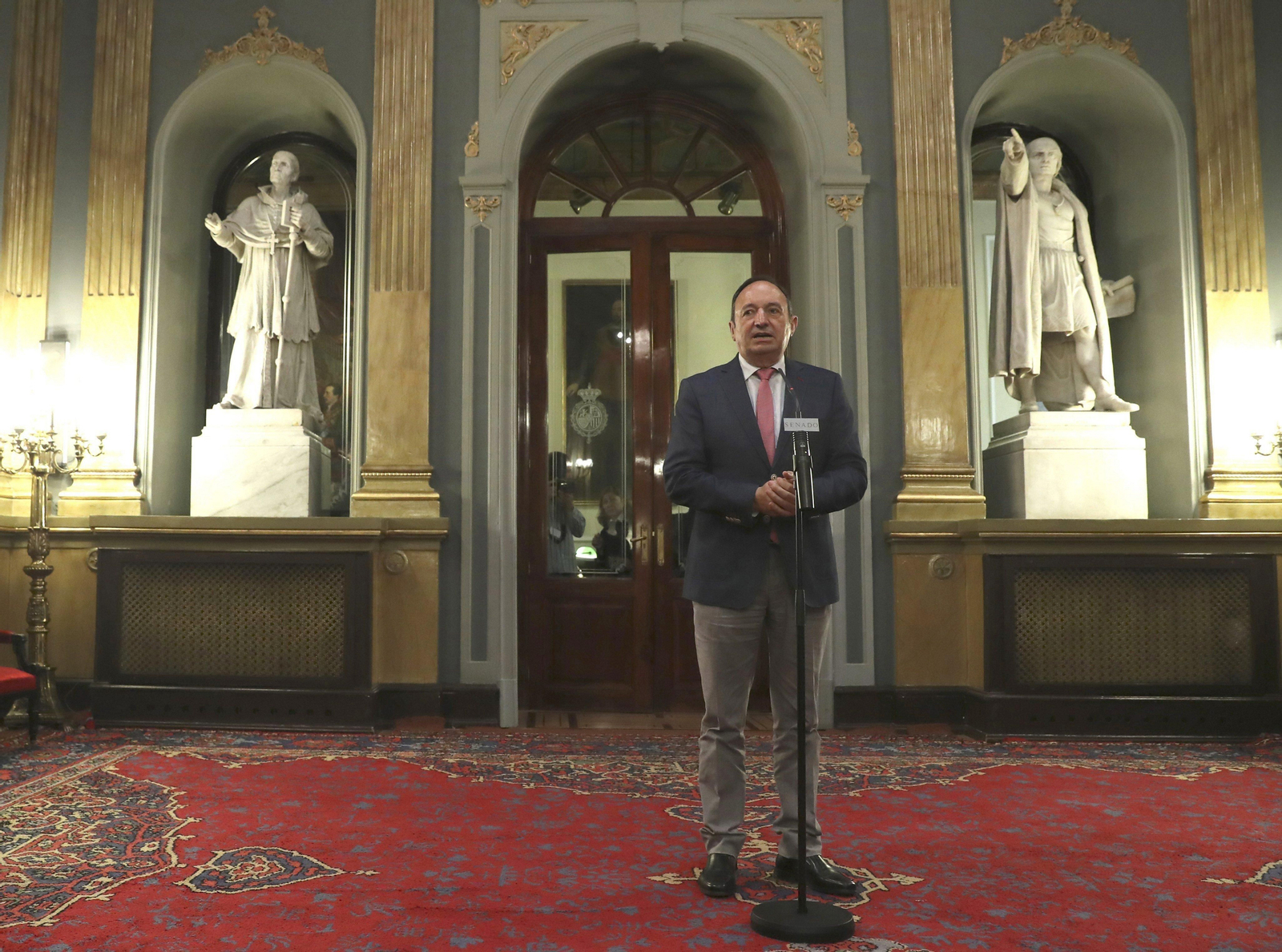 Pedro Sanz, durante su comparecencia ante los medios de comunicación en el Senado.