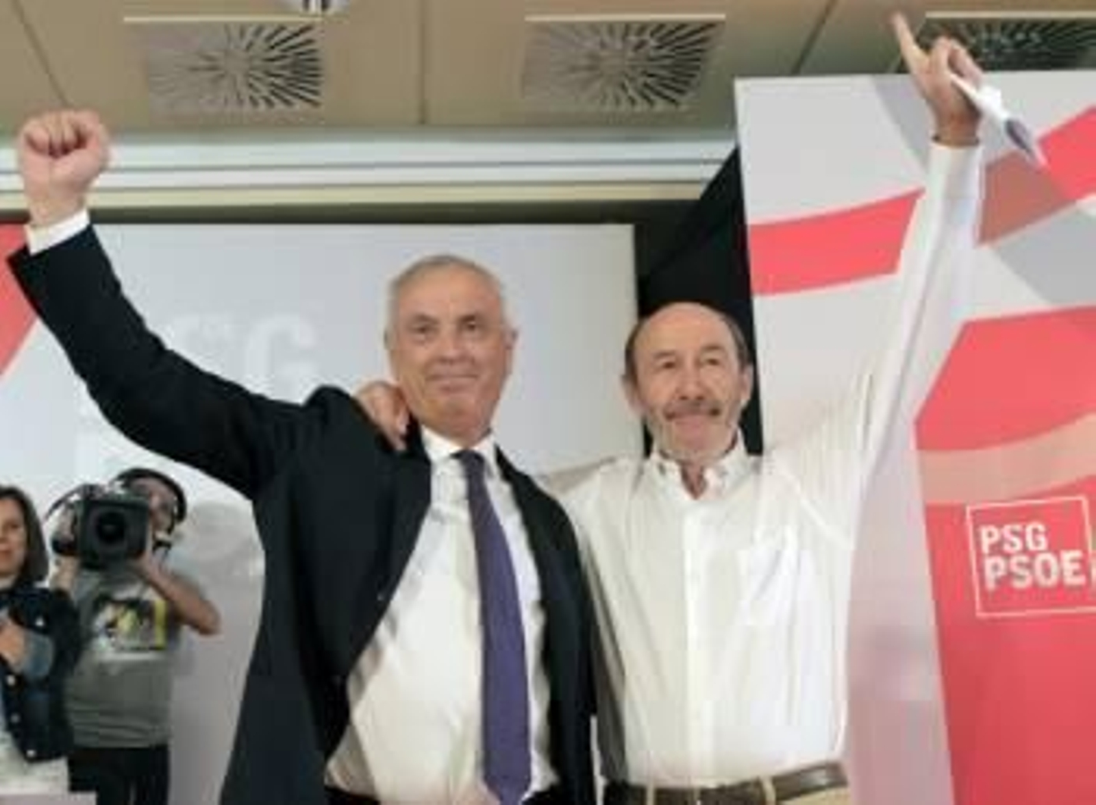 Pachi Vázquez celebra con Pérez Rubalcaba su proclamación como candidato a la Xunta por aclamación del Comité Nacional del PSdeG. (Foto: LAVANDEIRA JR)