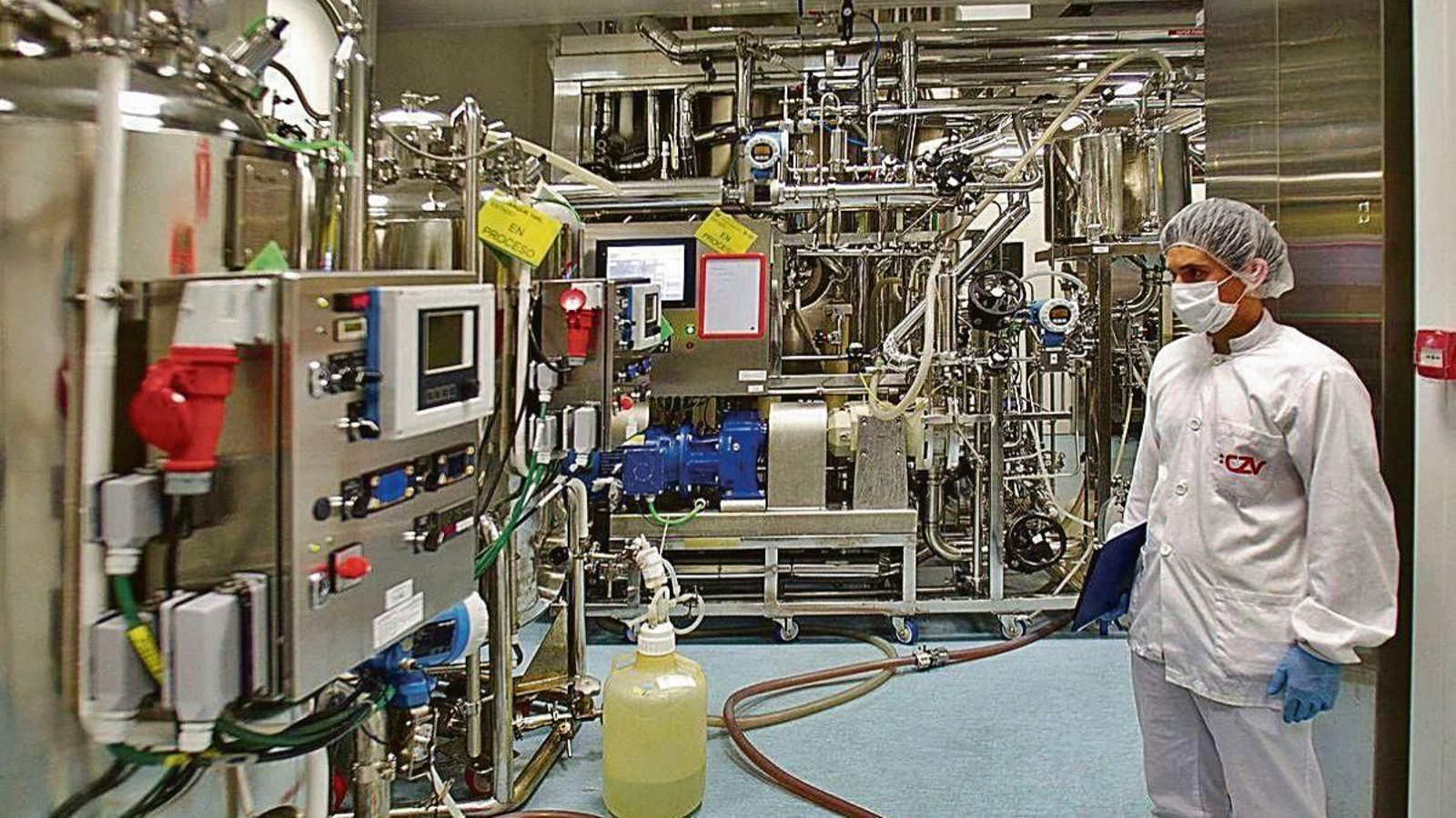 Un empleado de Biofabri, en la planta de Porriño.