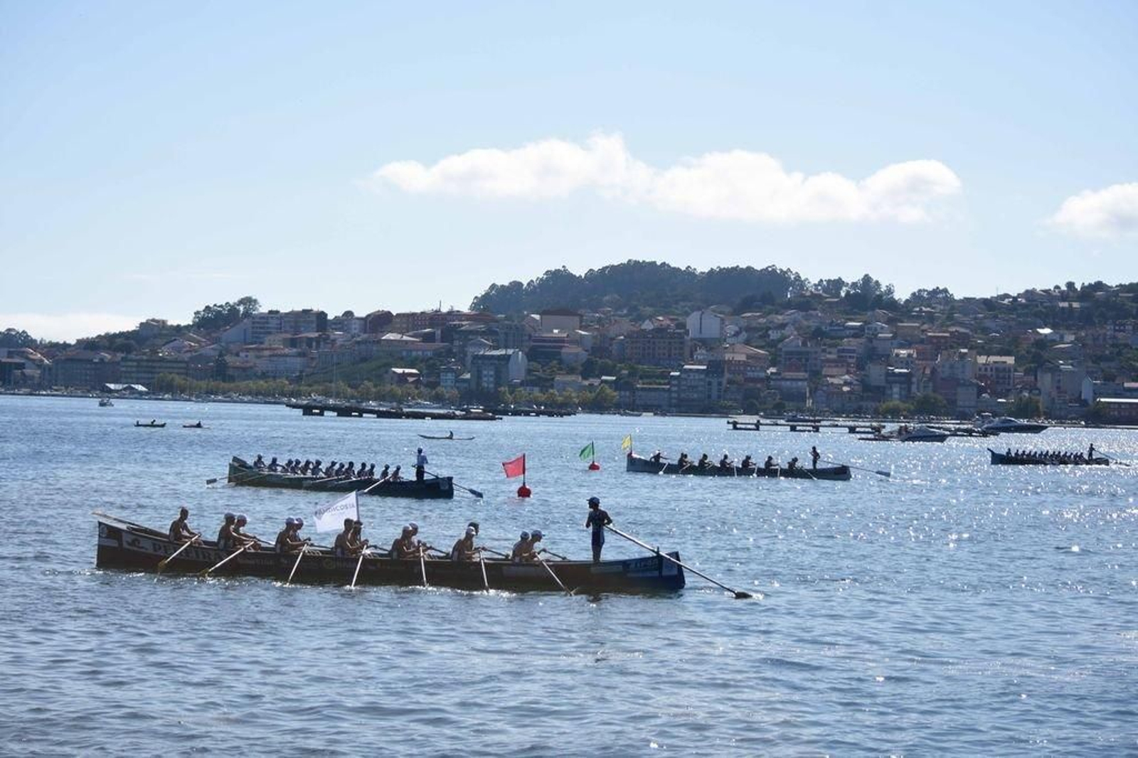 Unha tarde solleira acompañou ás embarcacións durante toda a tarde de onte no campo de regatas de Meira, que acolleu as quendas preliminares do Campionato de España.