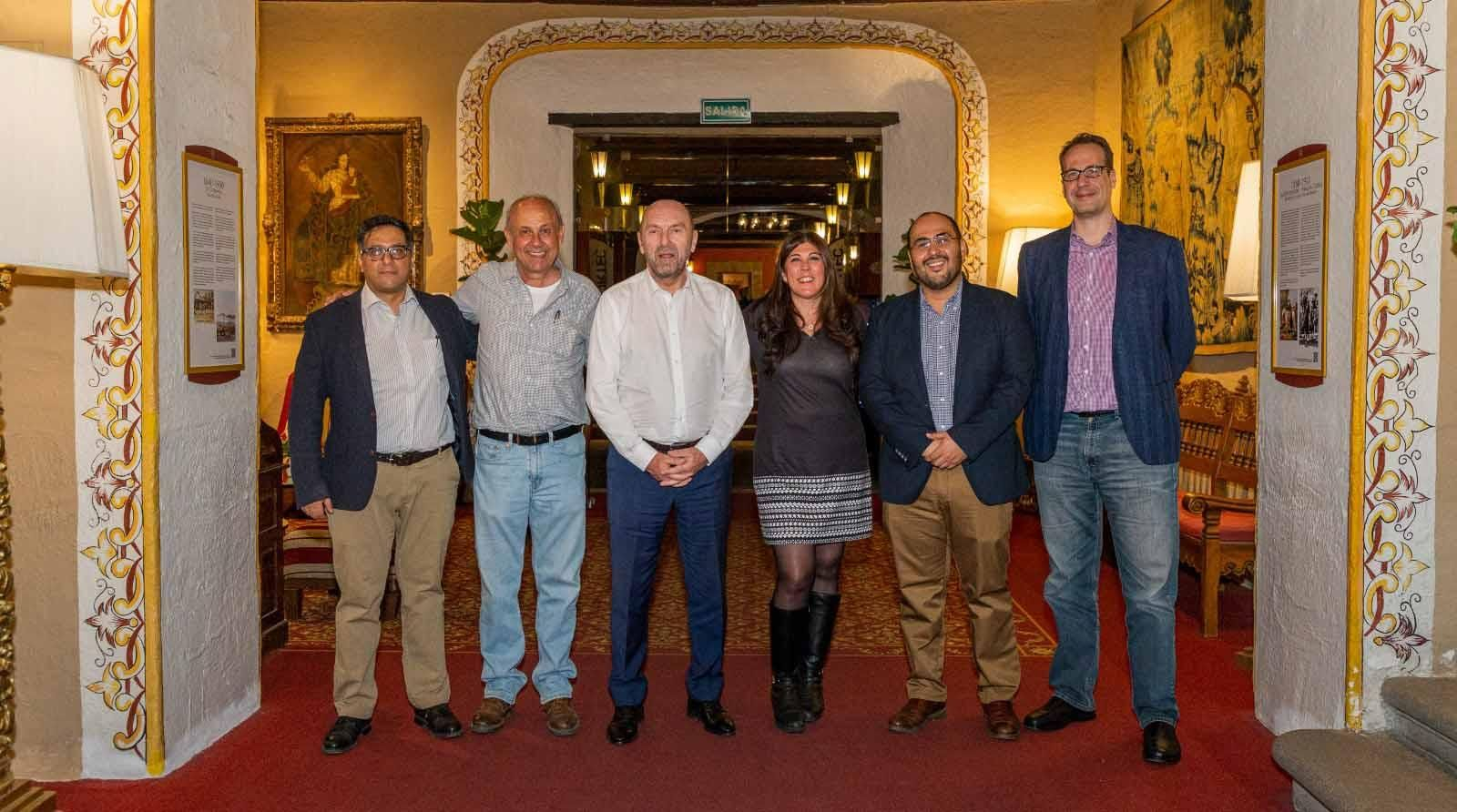 Juan Cofiño en su encuentro con la Ejecutiva de la Agrupación Socialista Española en México. De izquierda a derecha: Julio Cárdenas; Ernesto Casanova, secretario General de la Agrupación Socialista; Juan Cofiño, Laura Gil, Carlos Blanco y Julio del Amo