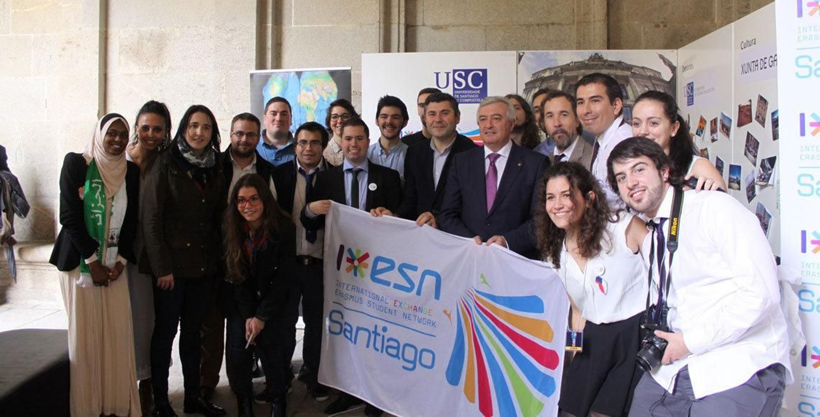 Jóvenes de Erasmus en Galicia, durante una feria de estudios celebrada en Santiago de Compostela.